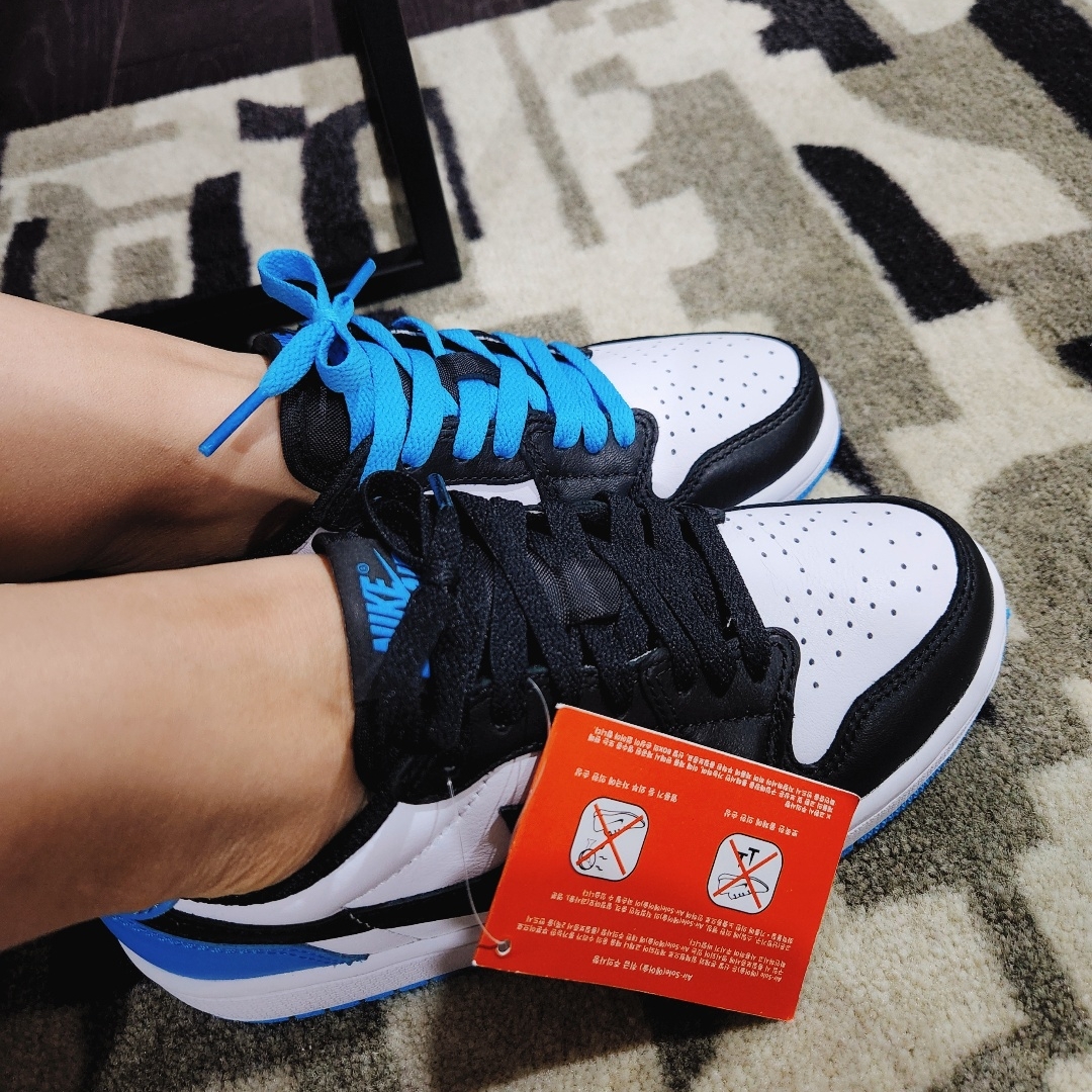 Jordan 1 Retro Low OG Black and Dark Powder Blue 착용 스타일 - 2