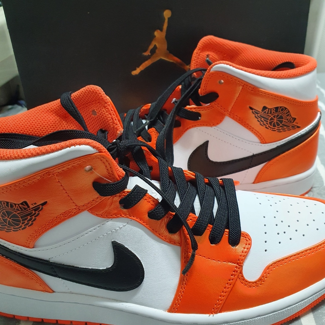 Jordan 1 Mid SE Electro Orange 착용 스타일 - 2