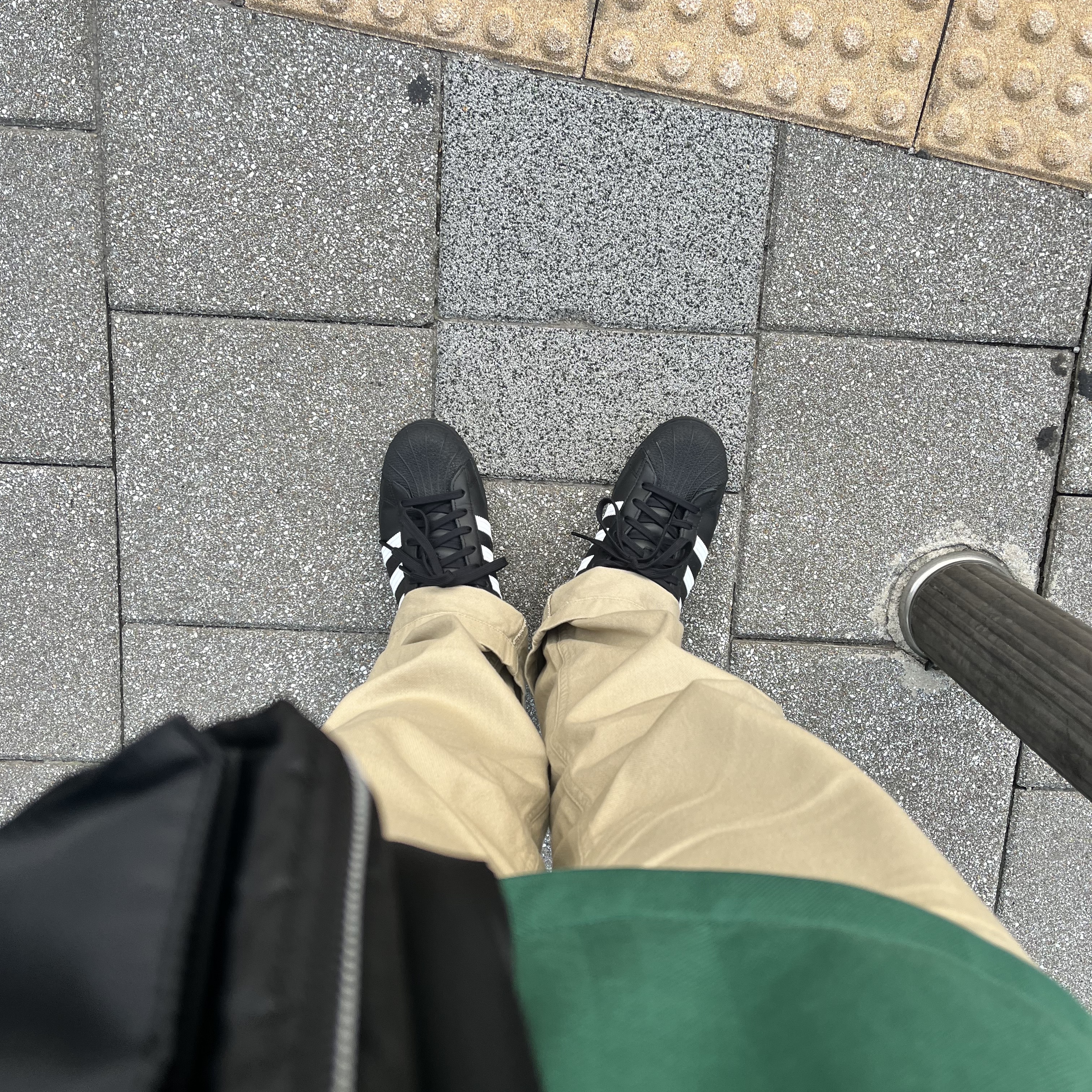 Adidas Superstar Core Black White, Porter Tanker Shoulder Bag L Black 착용 스타일