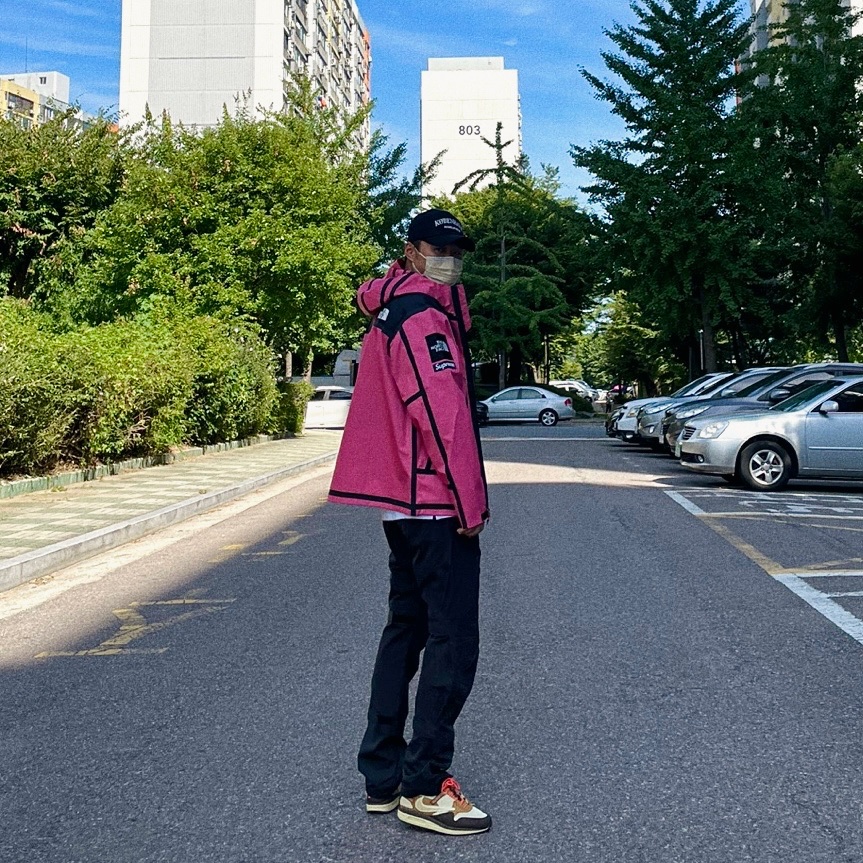 Supreme x The North Face Summit Series Outer Tape Seam Jacket Pink - 21SS, Nike x Travis Scott Air Max 1 Cact.us Brown 착용 스타일