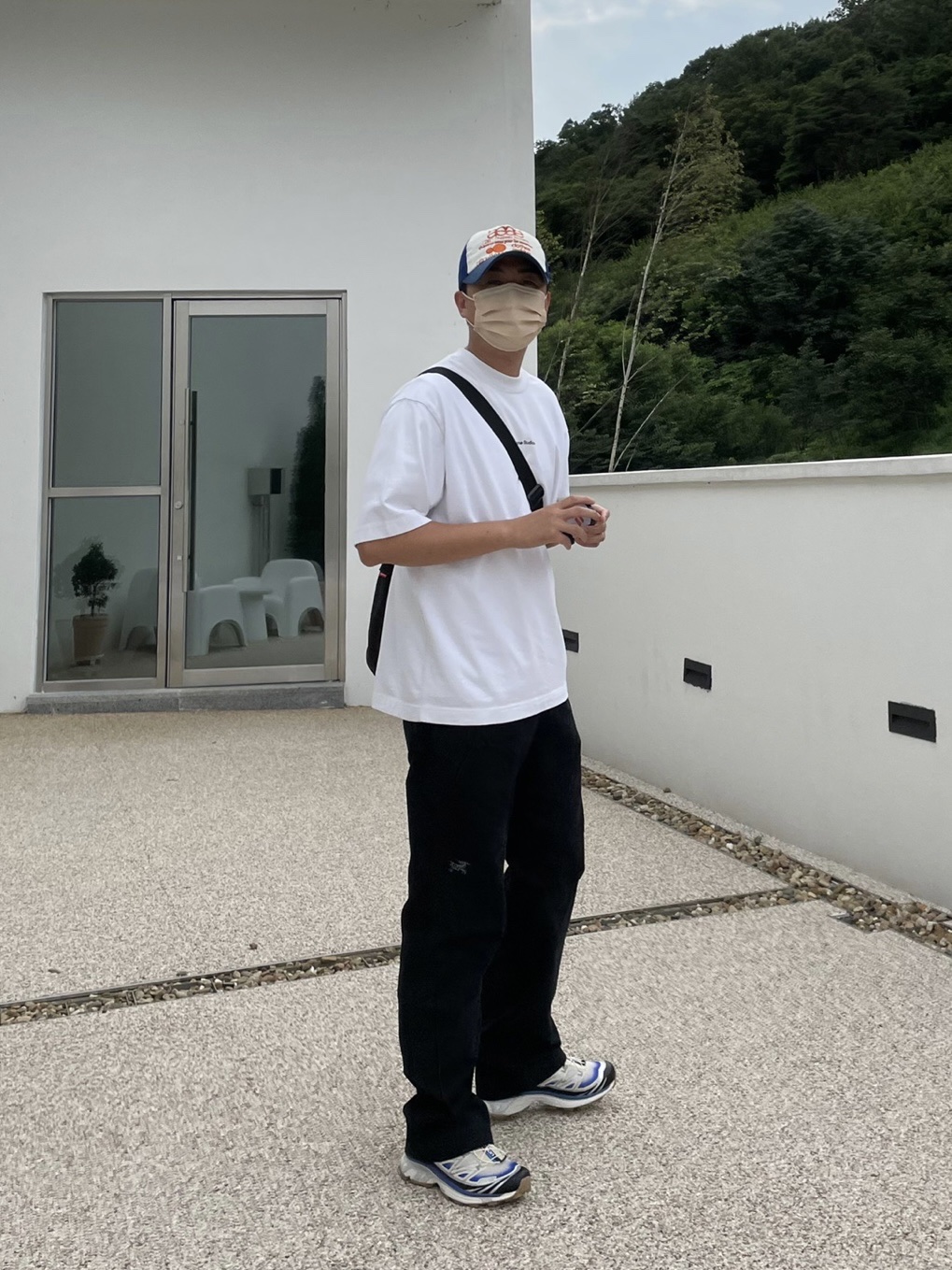 Arc'teryx Cronin Pants Black, Salomon XT-6 Skyline Bleached Sand Dazzling Blue 착용 스타일 - 1