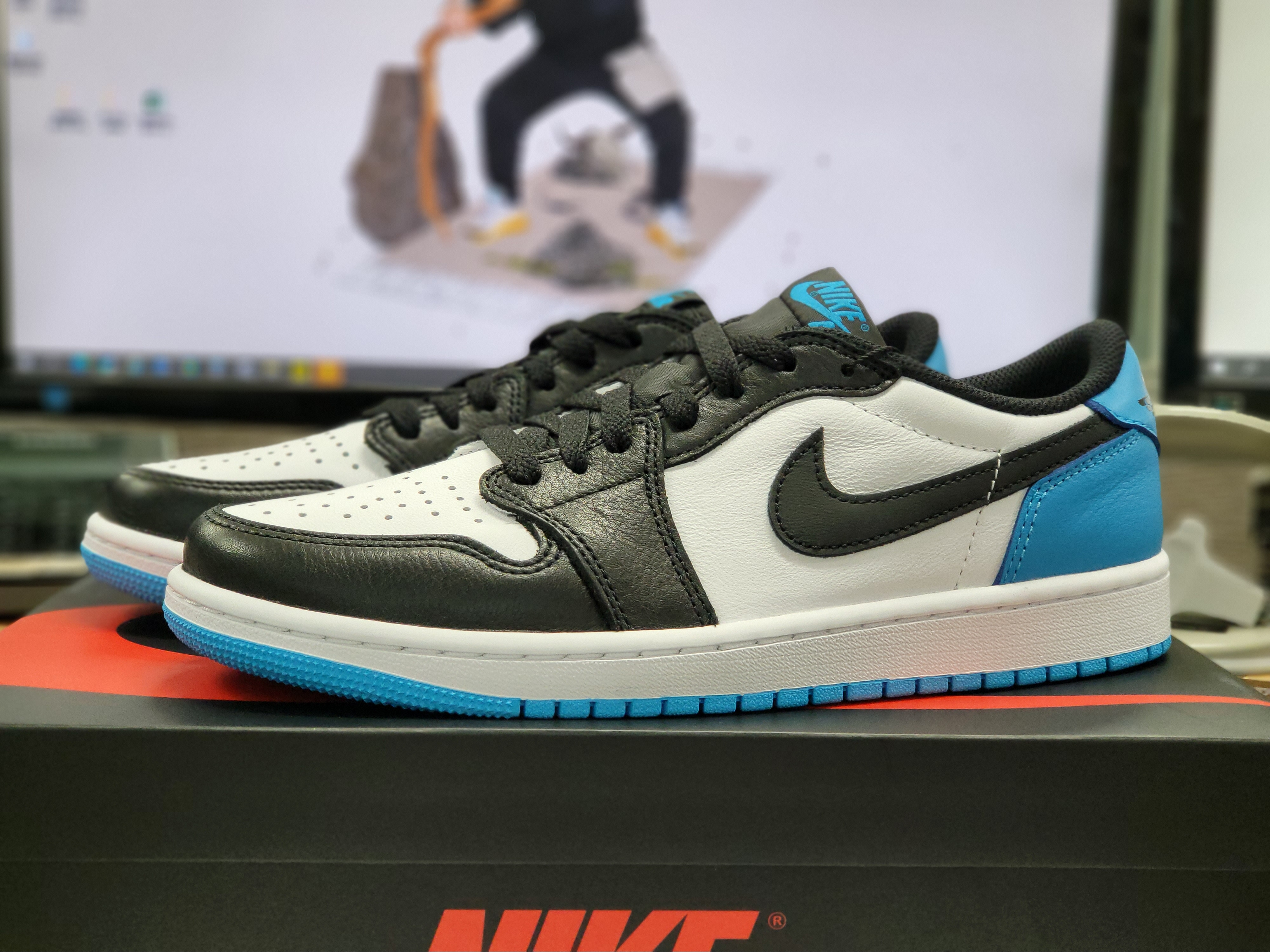 Jordan 1 Retro Low OG Black and Dark Powder Blue 착용 스타일
