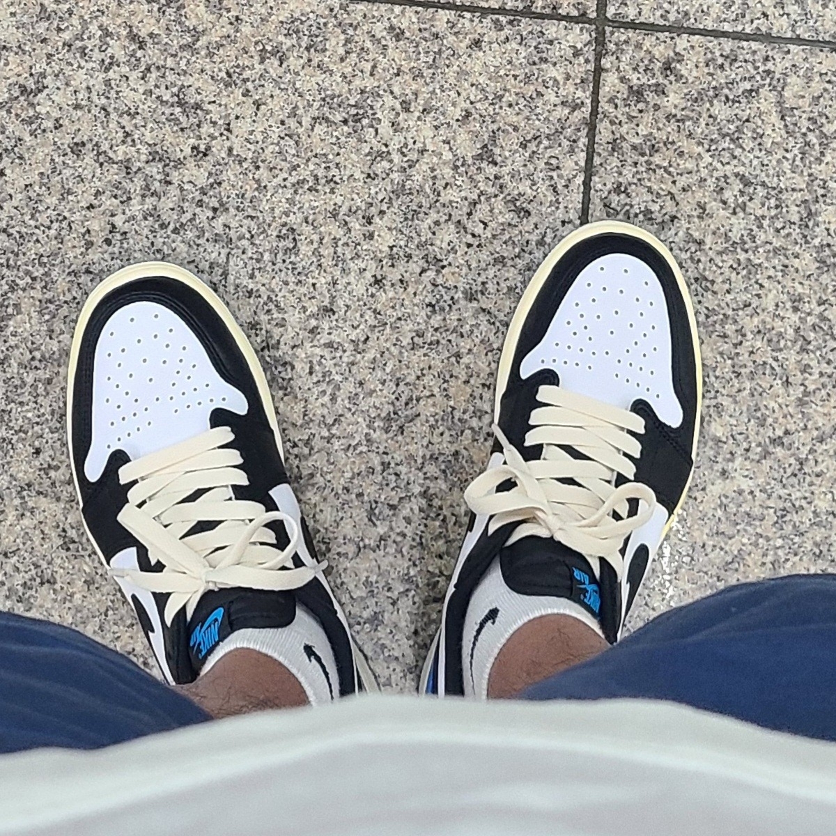 Jordan 1 Retro Low OG Black and Dark Powder Blue 착용 스타일