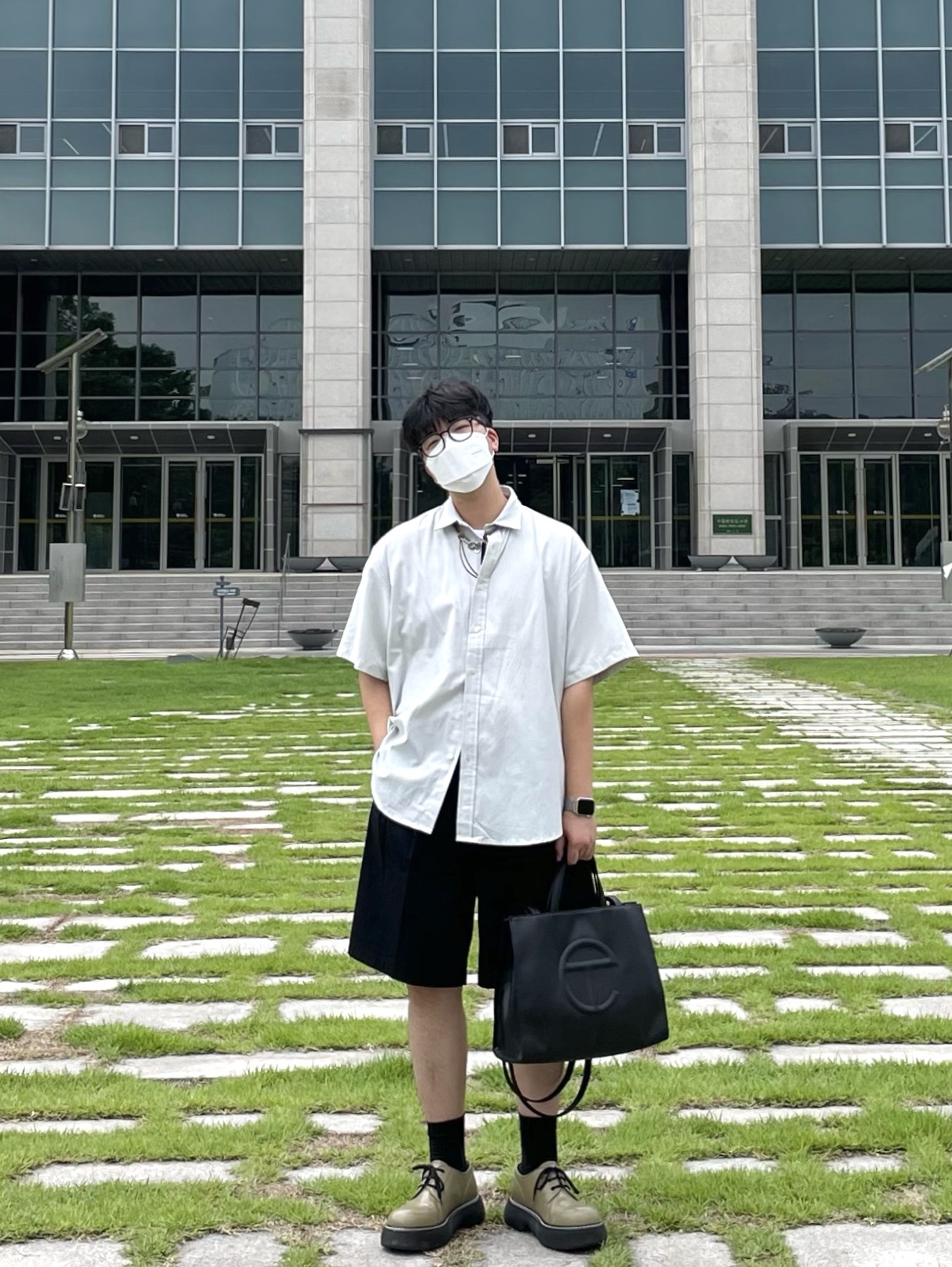 Telfar Medium Shopping Bag Black, Our Legacy Ladon Leather Keychain Olive 착용 스타일