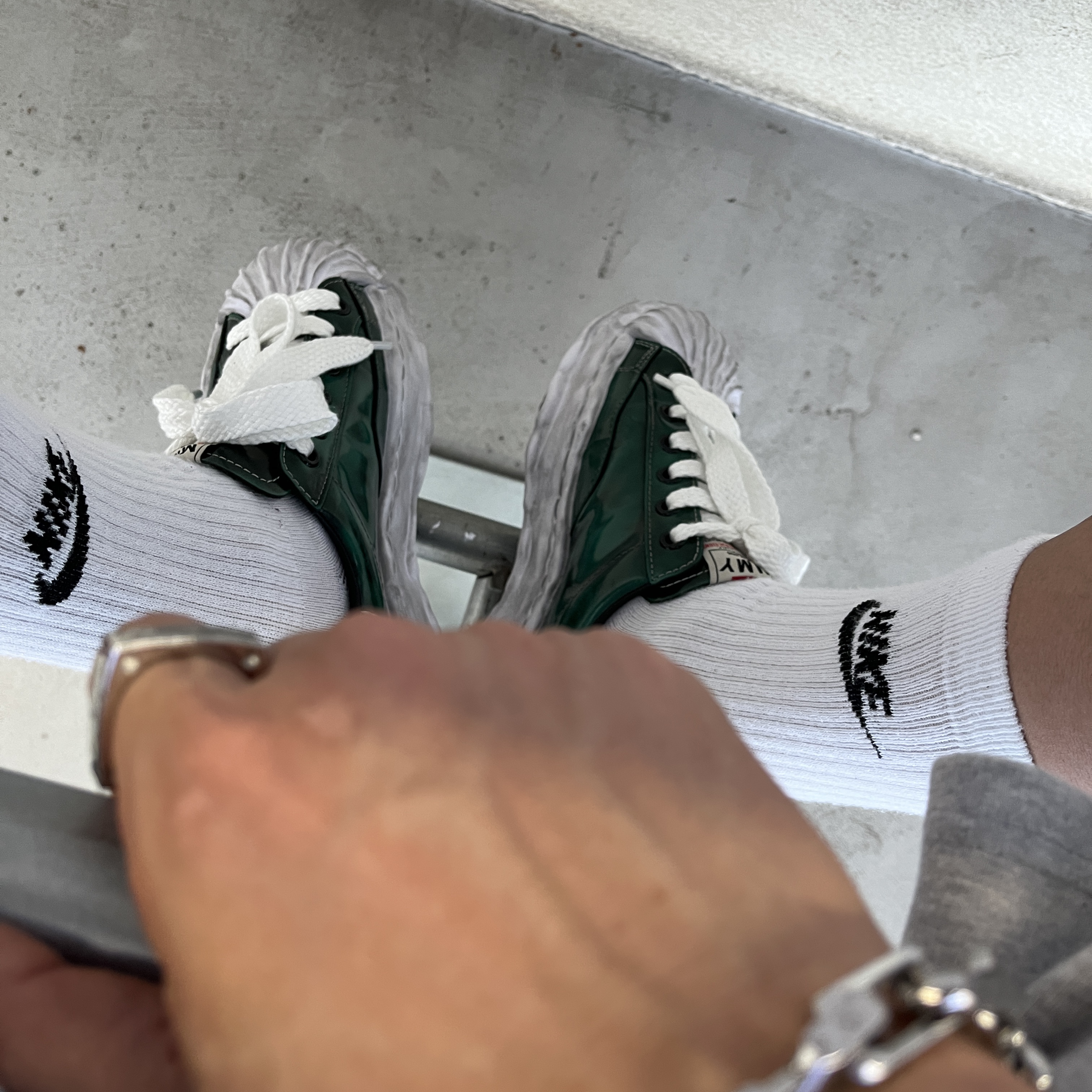 Maison Mihara Yasuhiro Blakey OG Sole Brushed Patent Low-top Sneakers Green, Rolex Submariner Date 41mm 126610LN Black Oyster 착용 스타일 - 1