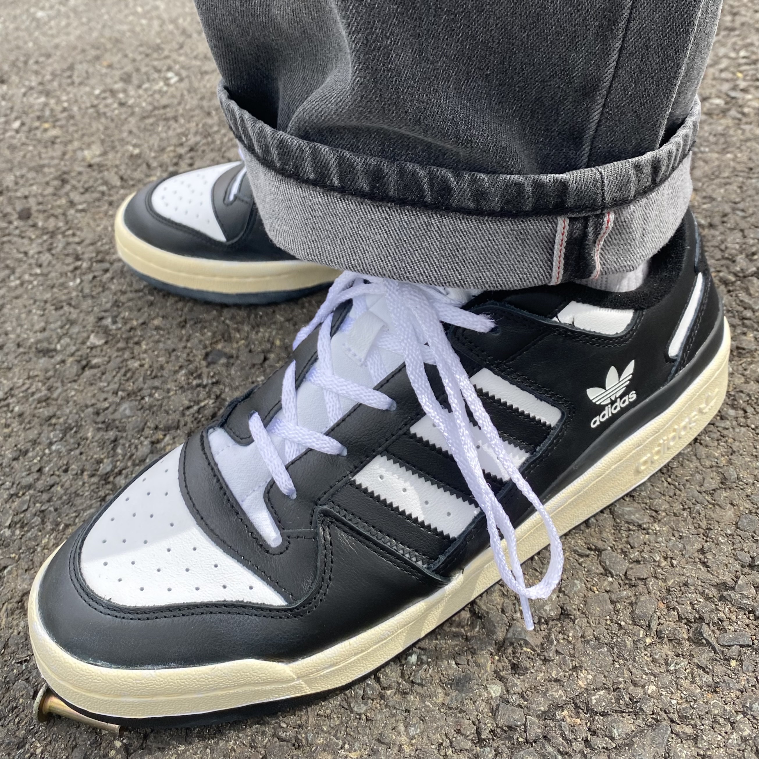 Adidas Forum Low Core Black Cloud White 착용 스타일