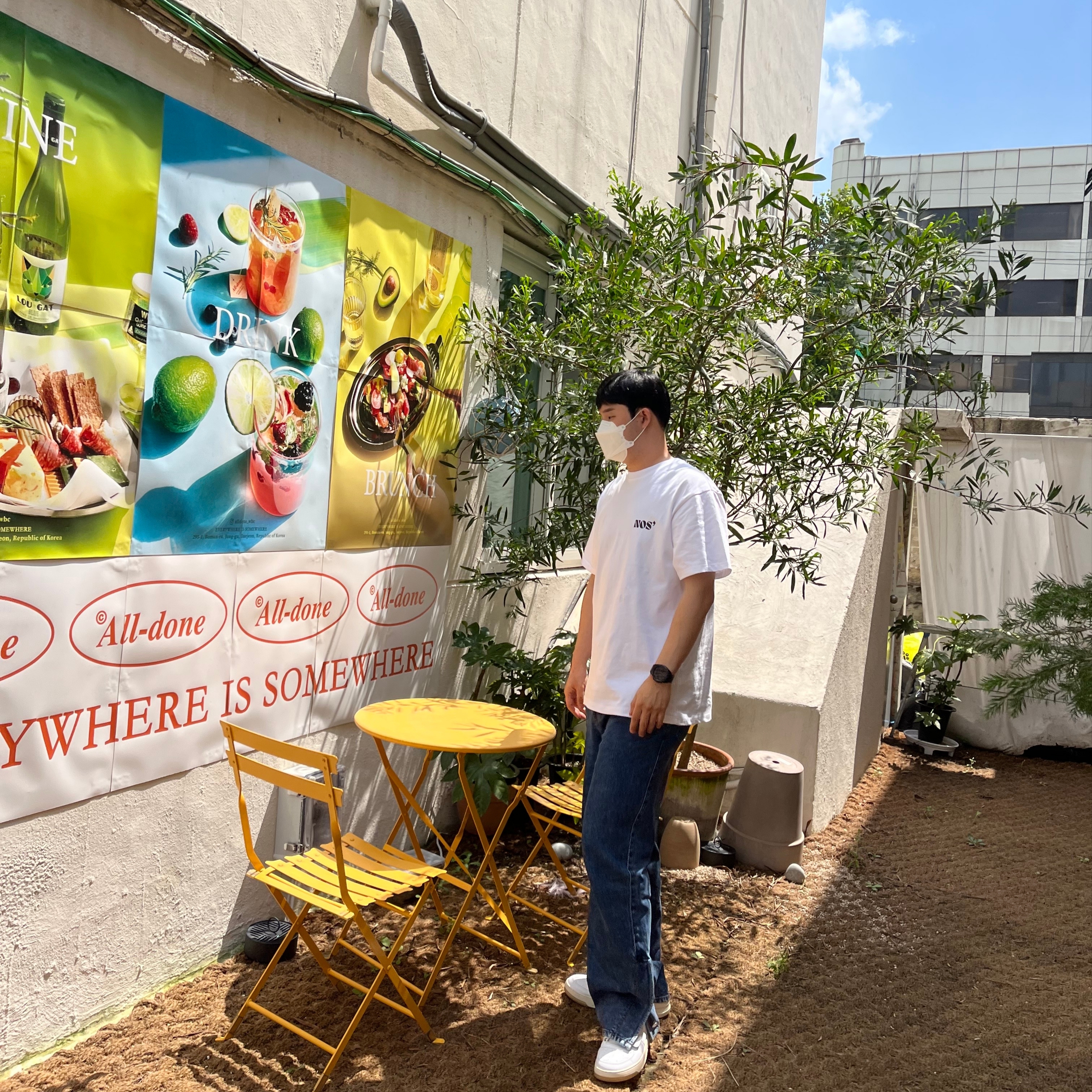 Acne Studios Perey Velcro Strap Sneakers White, NOS7 Black Signature Logo Standard Fit T-Shirt White 착용 스타일 - 2