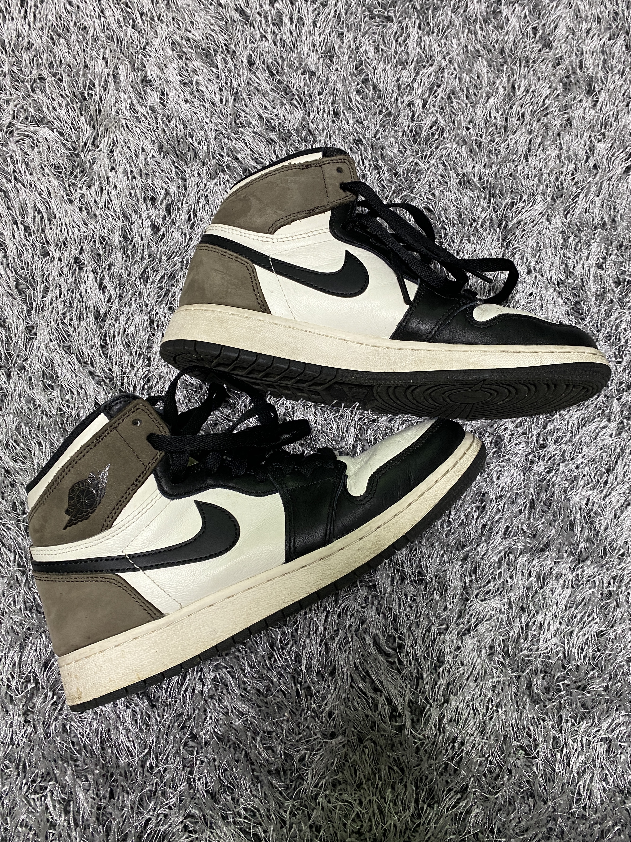 (GS) Jordan 1 Retro High OG Black Mocha 착용 스타일