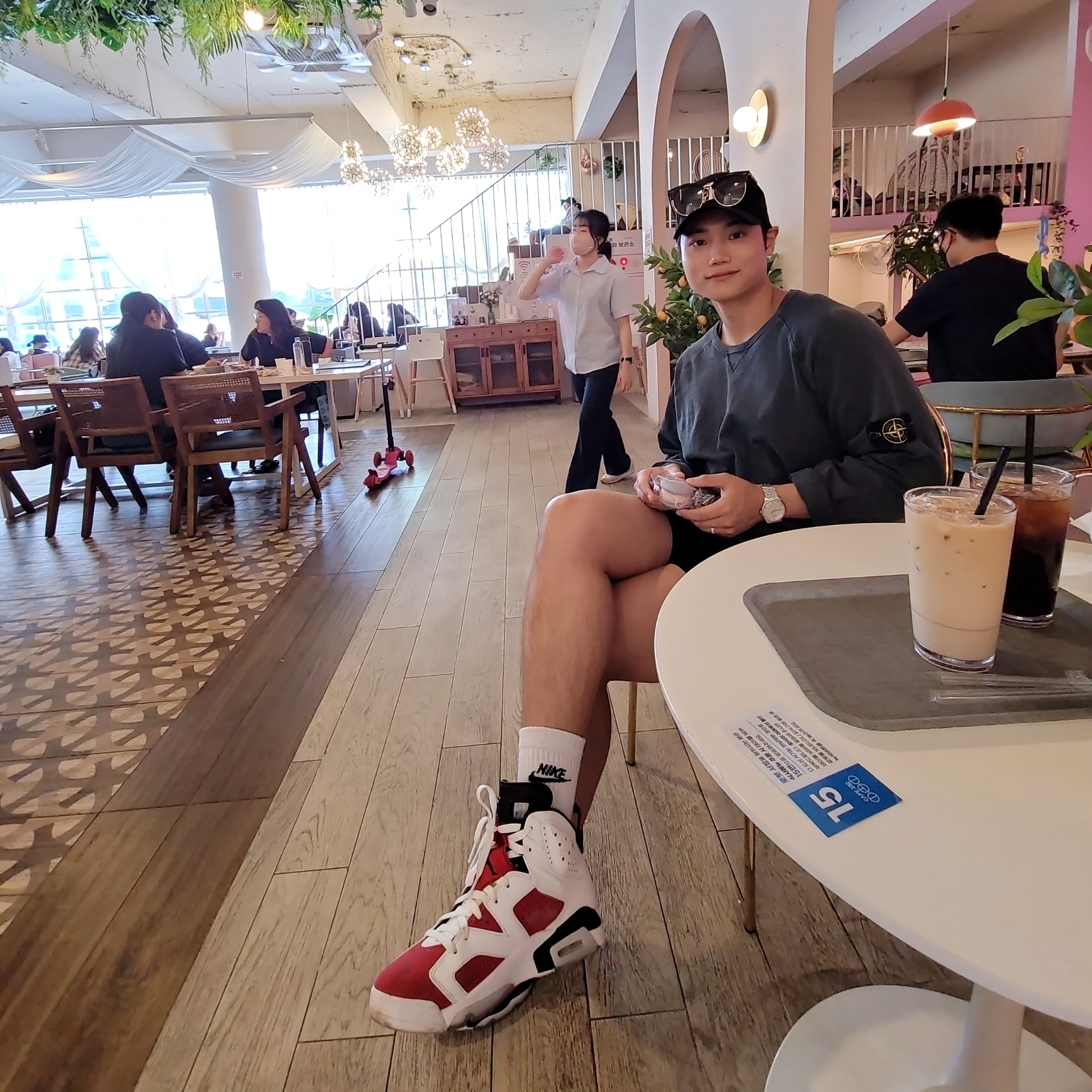 Jordan 6 Retro Carmine 2021 착용 스타일 - 1