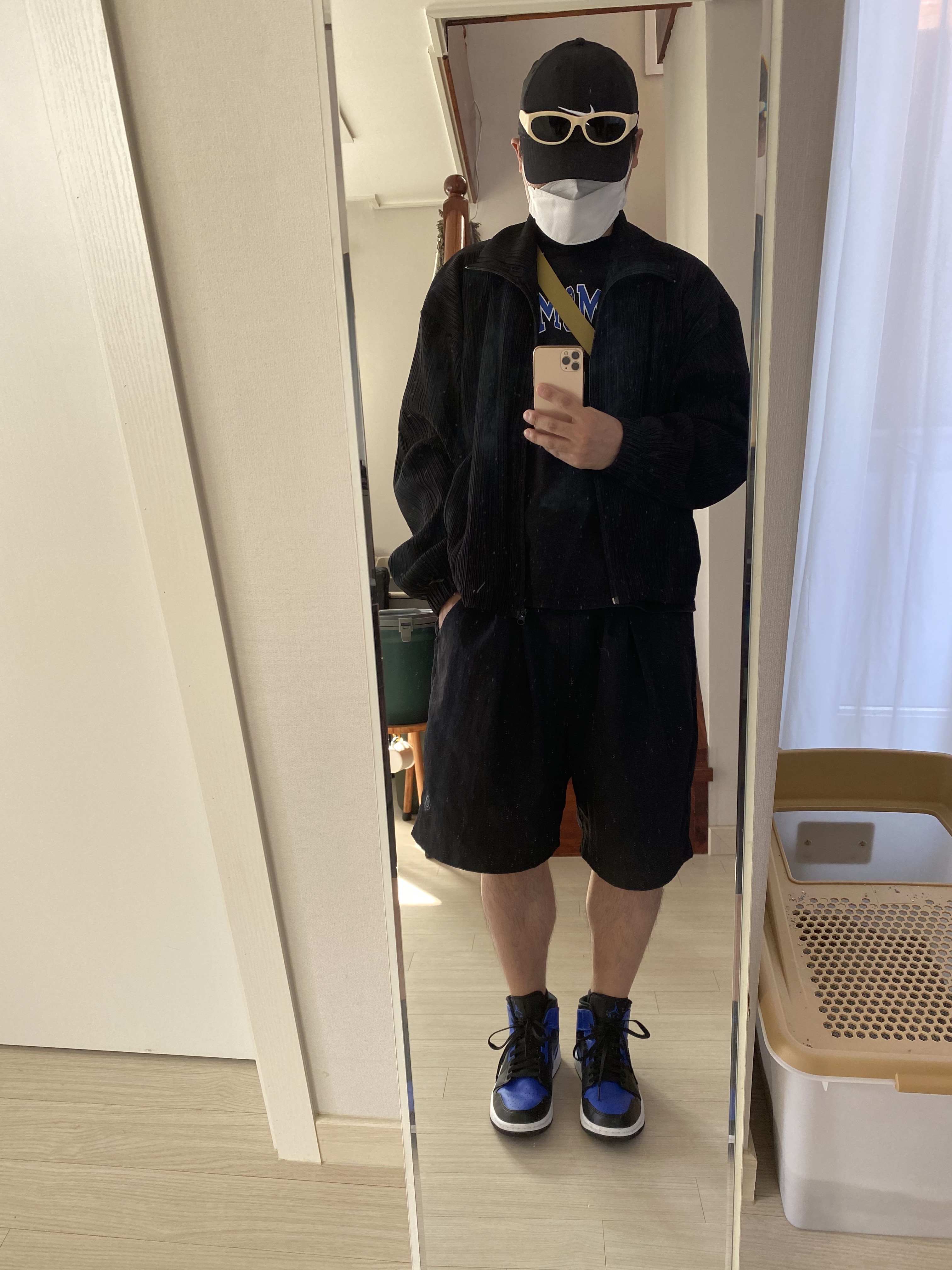 Jordan 1 Mid Black Hyper Royal ์ฐฉ์ฉ ์คํ์ผ - 2