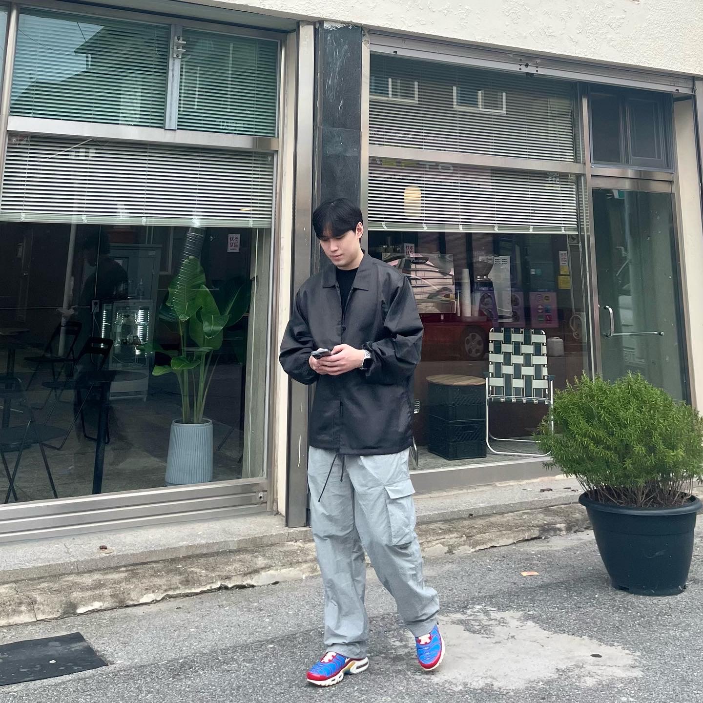 Essentials Coaches Jacket Iron - 22SS, Nike Air Max Plus SE Running Club University Red Light Photo Blue 착용 스타일