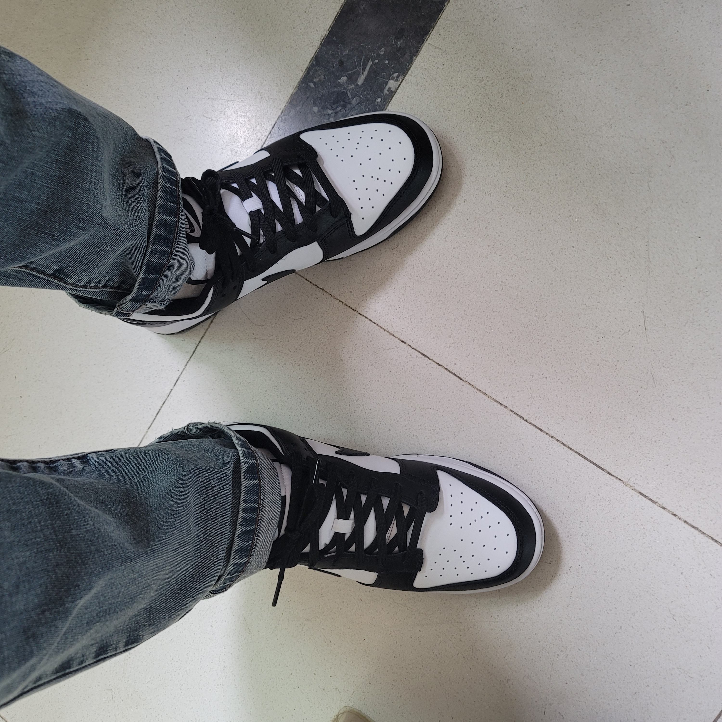 Nike Dunk Low Retro Black, (W) Nike Dunk Low Disrupt 2 Black White 착용 스타일 - 2
