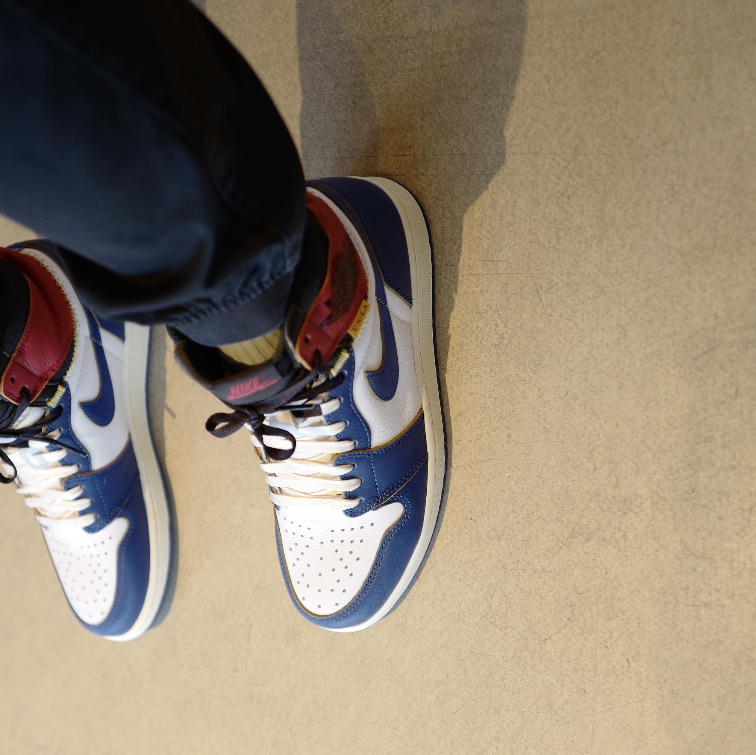 Jordan 1 x Union Retro High Blue Toe, Nike x Kith New York Knicks T-Shirt White 착용 스타일 - 2