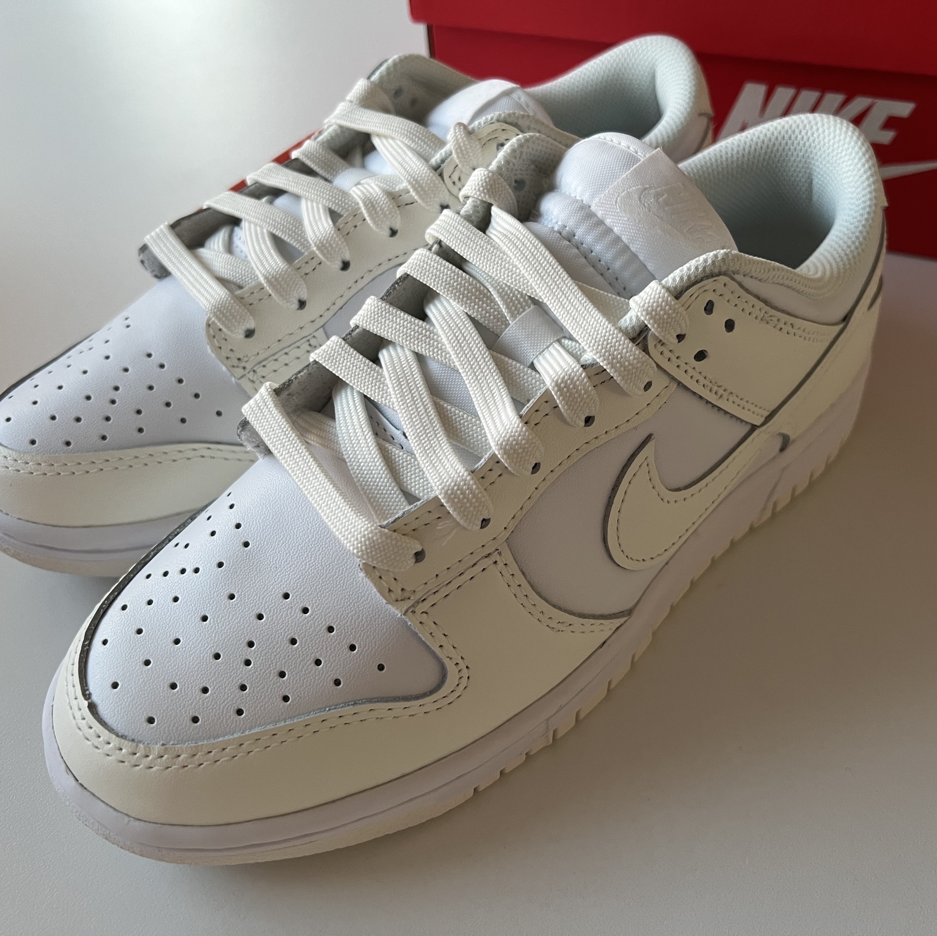 (W) Nike Dunk Low White and Sail 착용 스타일 - 1