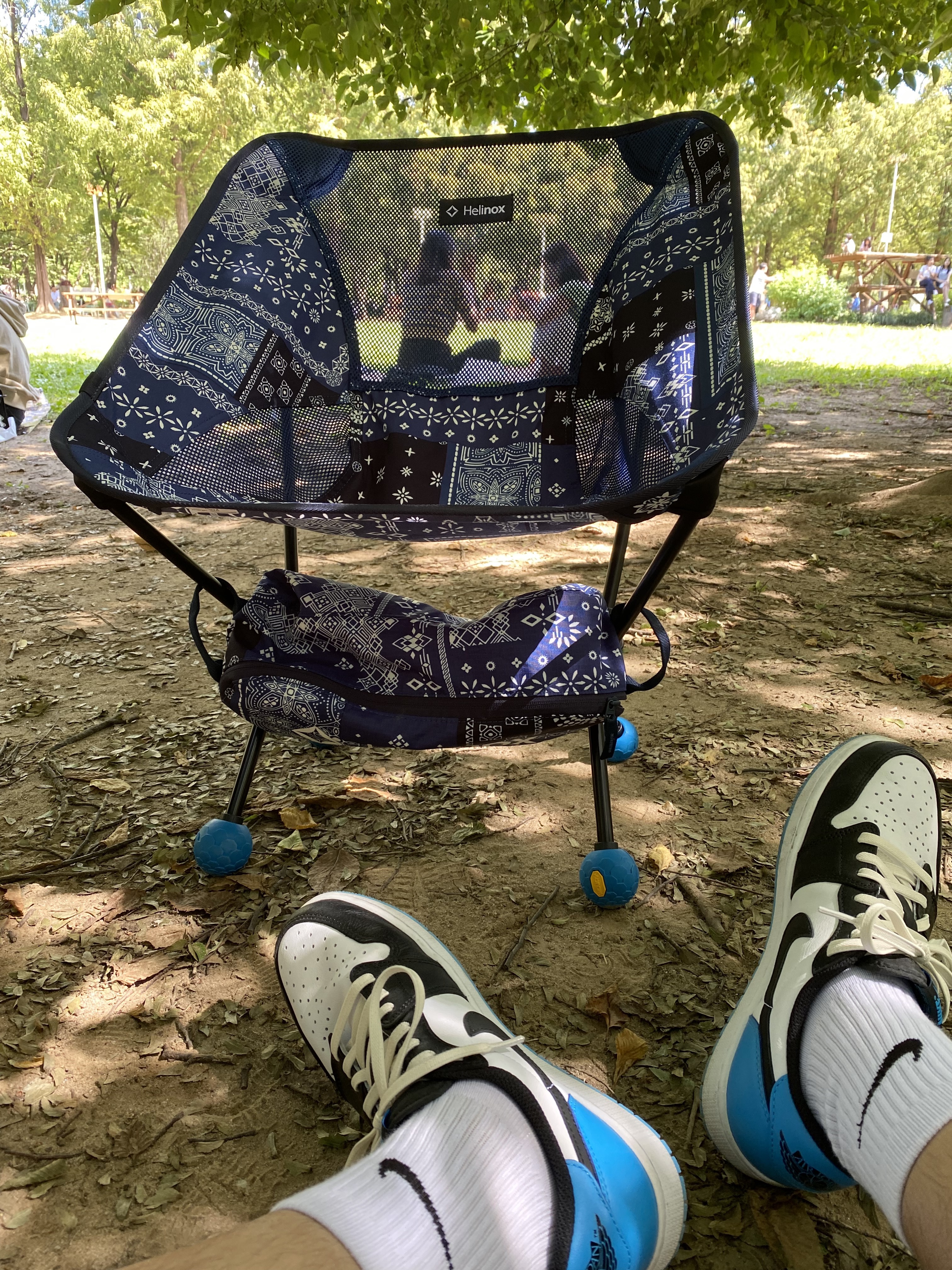 Helinox Chair One Blue Bandanna Quilt, Jordan 1 Retro Low OG Black and Dark Powder Blue 착용 스타일 - 2