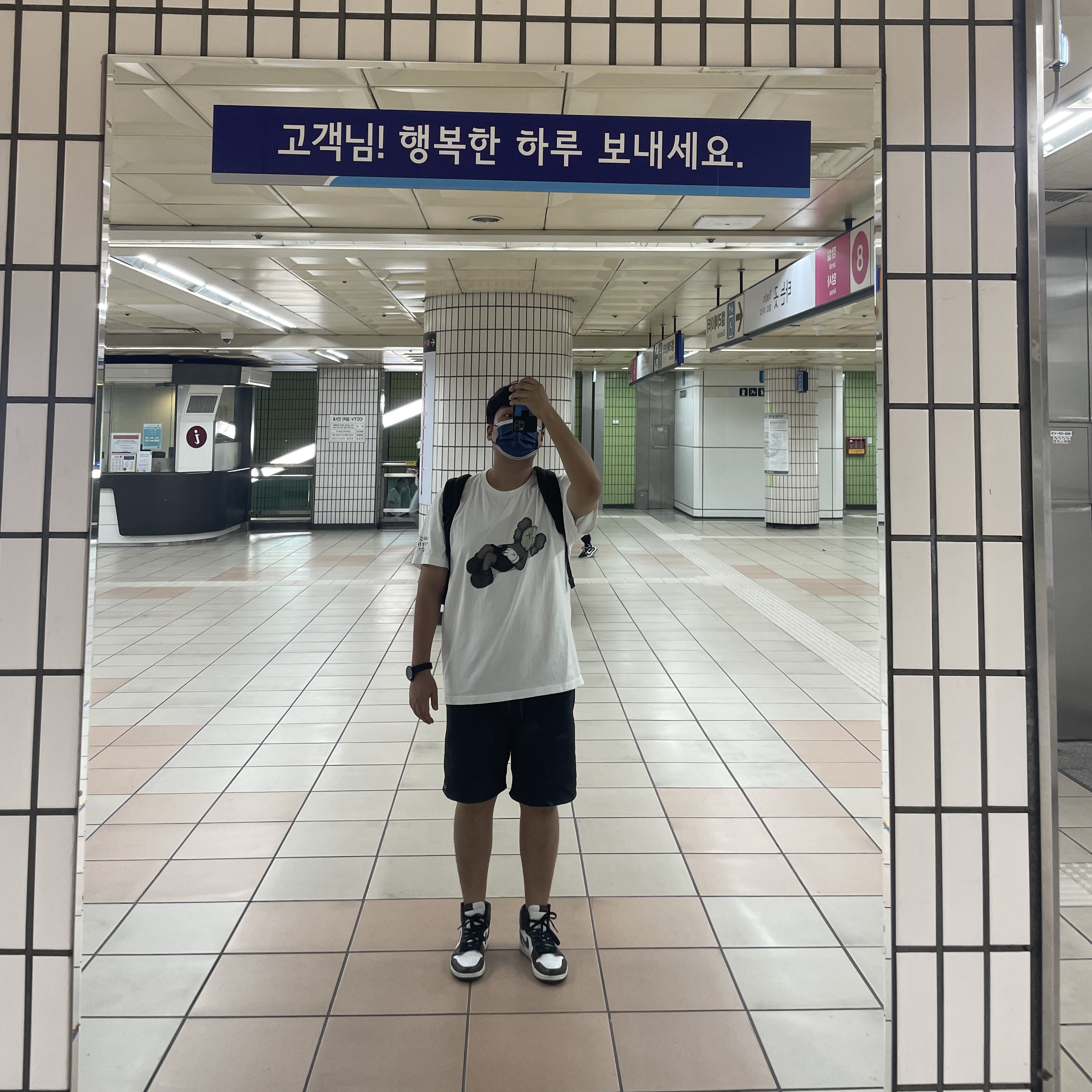 Uniqlo x Kaws Tokyo First T-Shirt White - JP, Jordan 1 Retro High OG Light Fusion Red 착용 스타일