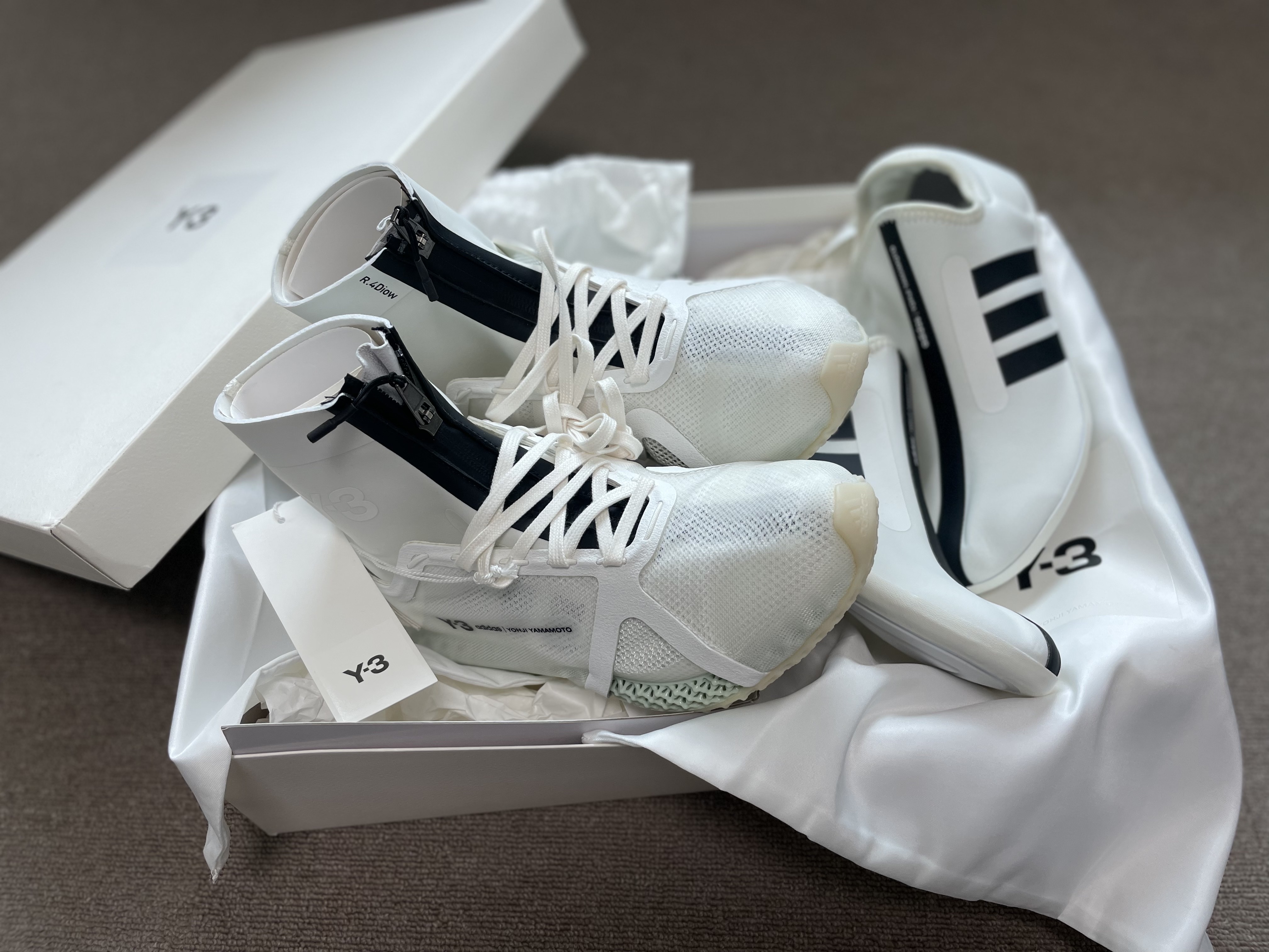 Y-3 Runner 4D IOW Core White 착용 스타일