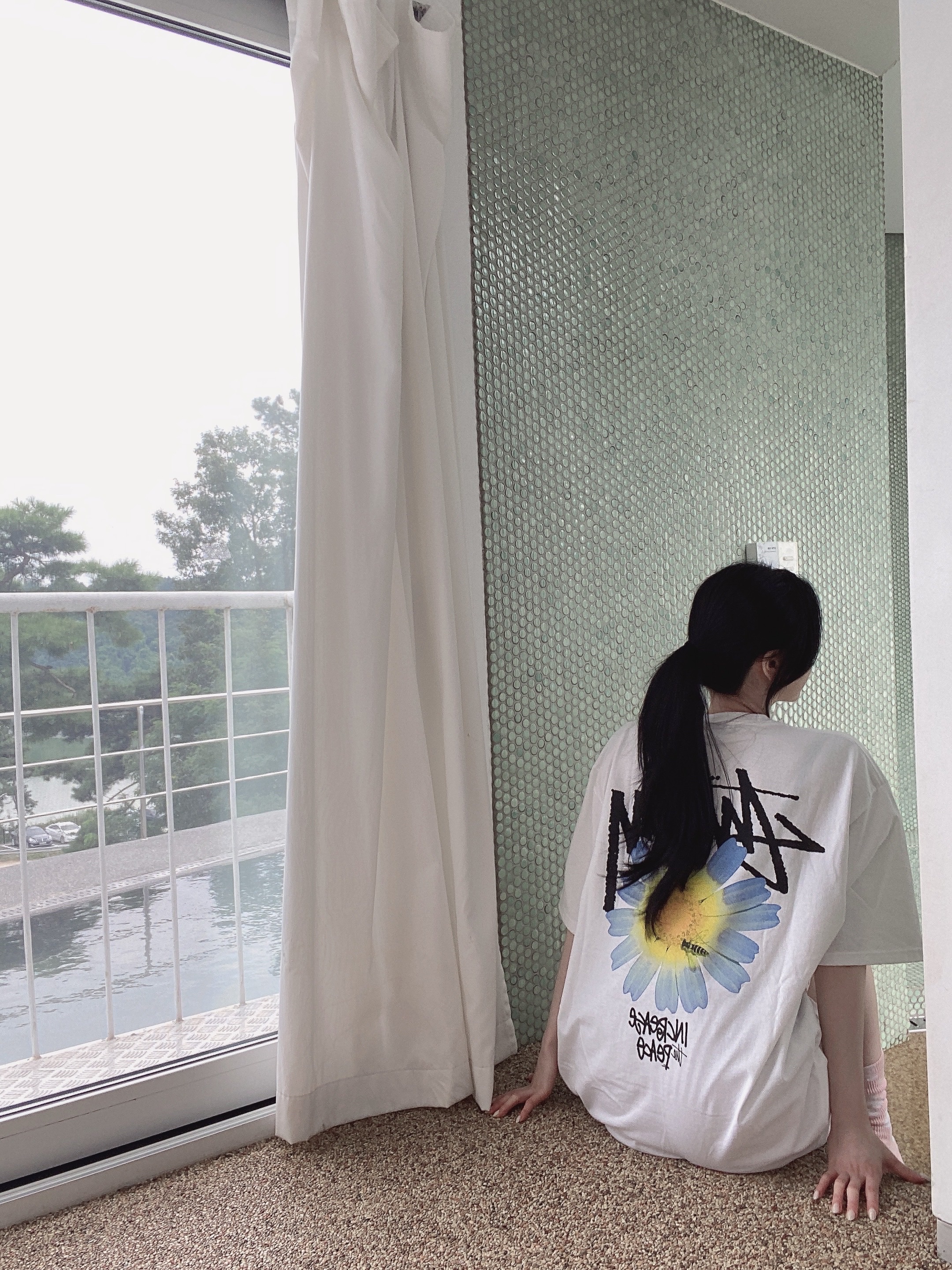 Stussy ITP Flower T-Shirt White, (Kids) Nike Everyday Plus Socks Pink (3 Pack/Korean Ver.) 착용 스타일 - 1