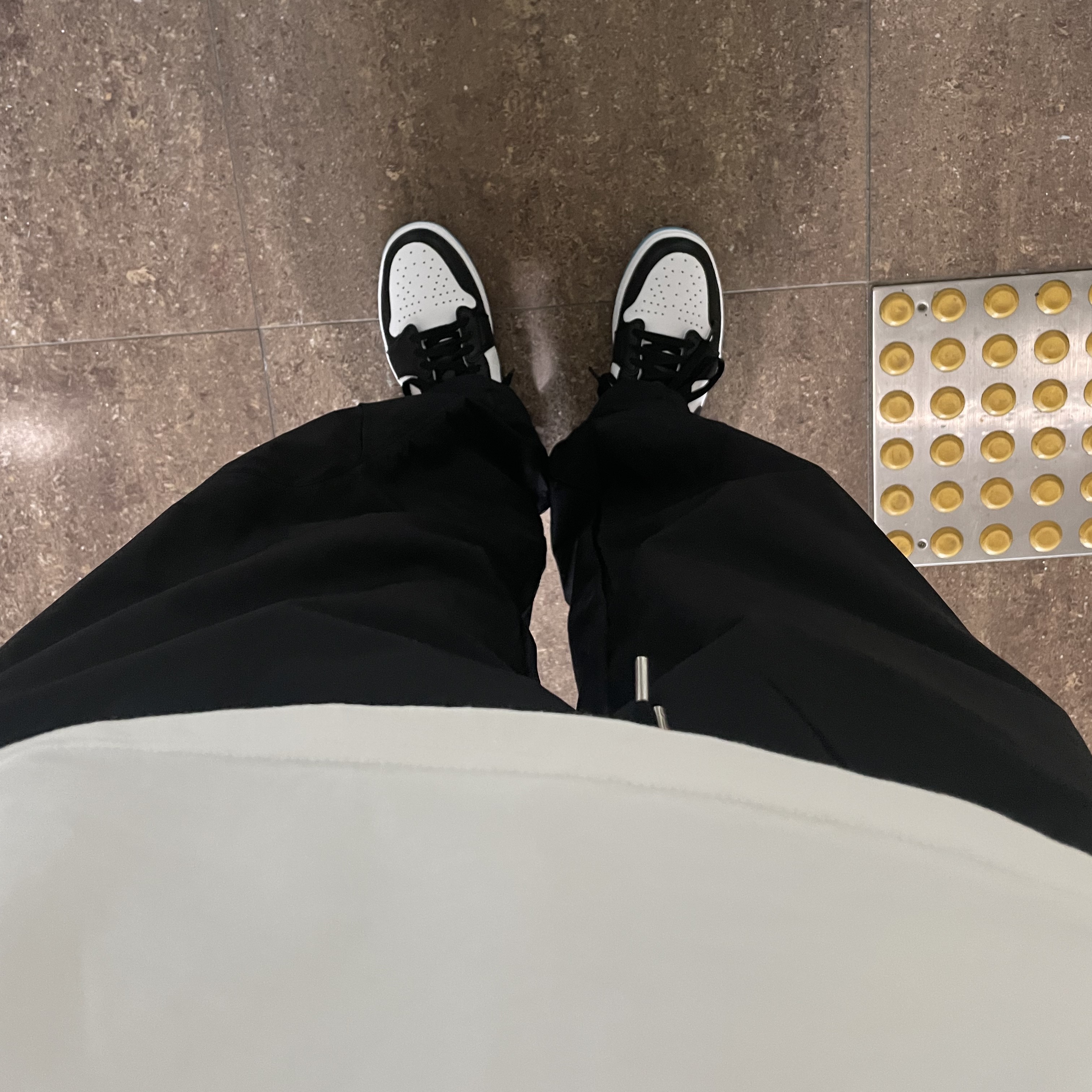 Jordan 1 Retro Low OG Black and Dark Powder Blue 착용 스타일