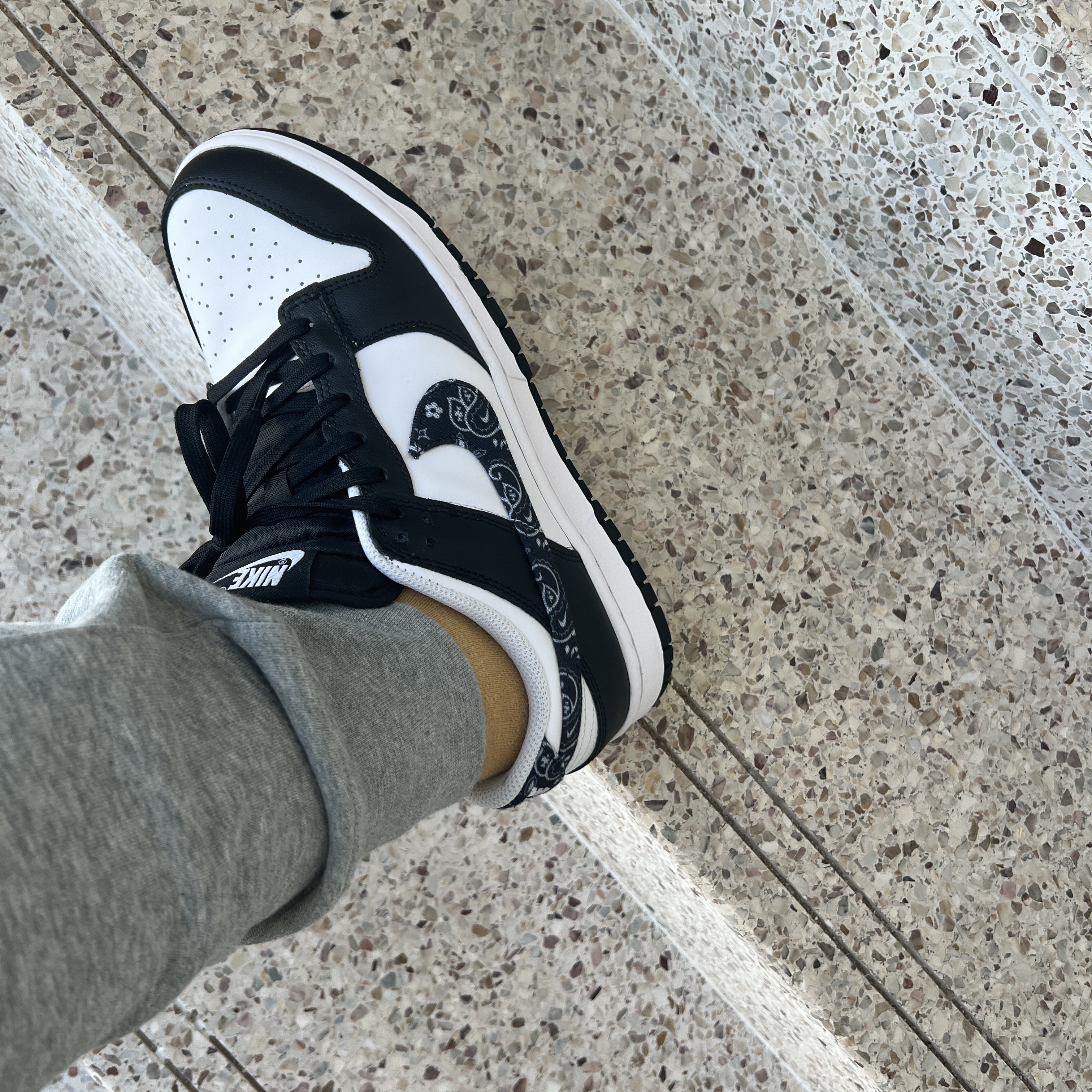 (W) Nike Dunk Low Essential Black Paisley 착용 스타일