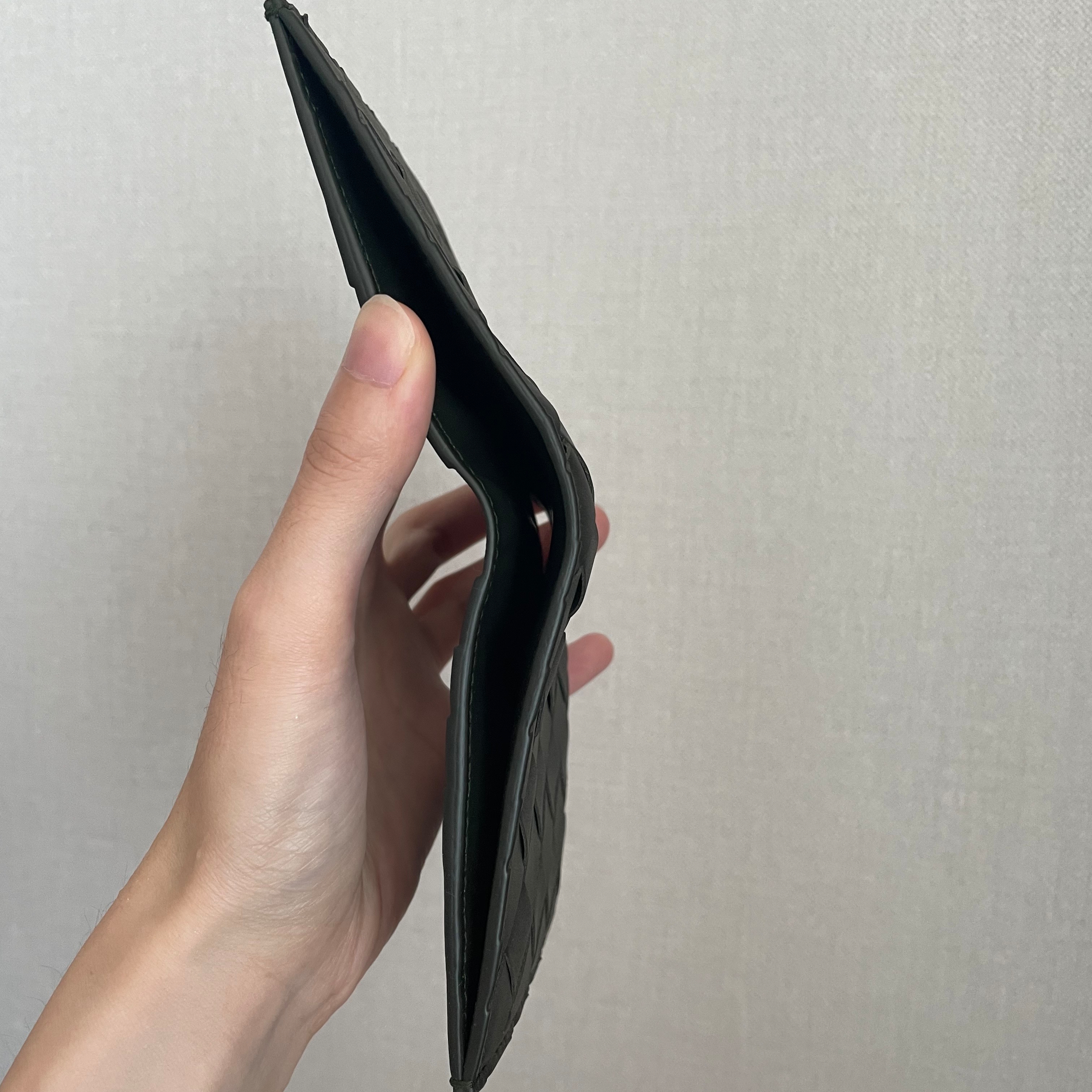 Bottega Veneta Slim Bi-Fold Wallet Camping 착용 스타일 - 3