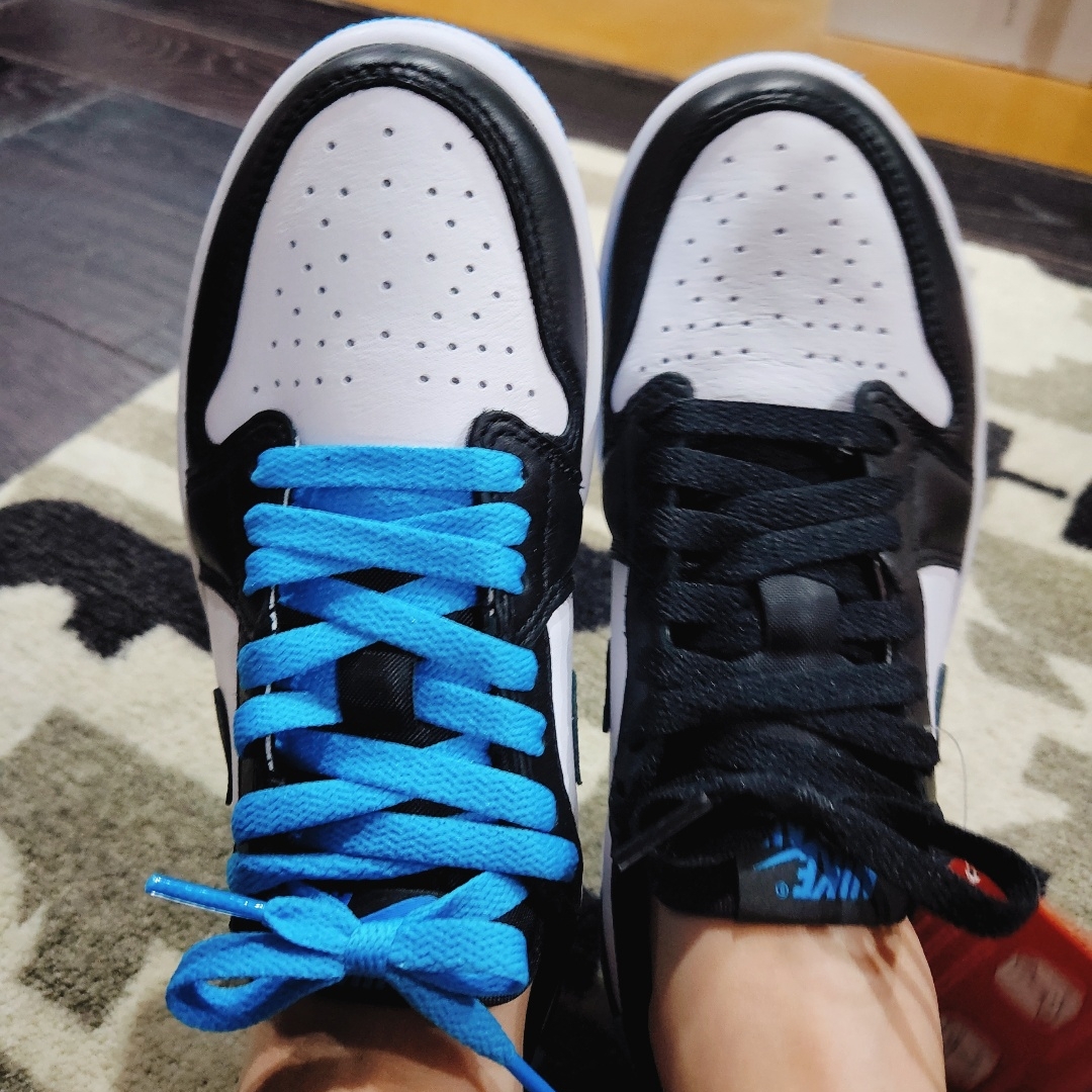 Jordan 1 Retro Low OG Black and Dark Powder Blue 착용 스타일 - 3