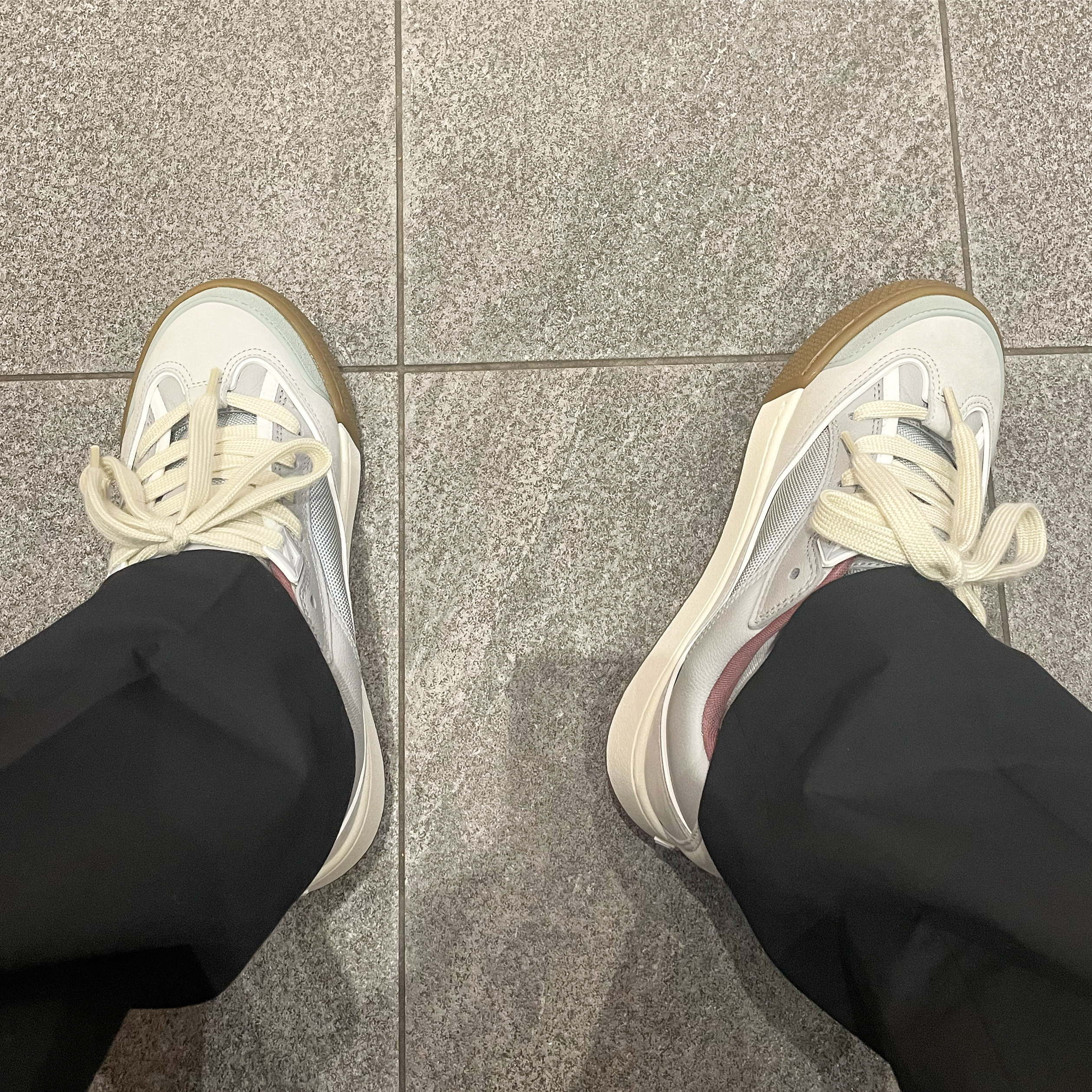 Dior x Cactus Jack B713 Sneakers Grey Mint 착용 스타일