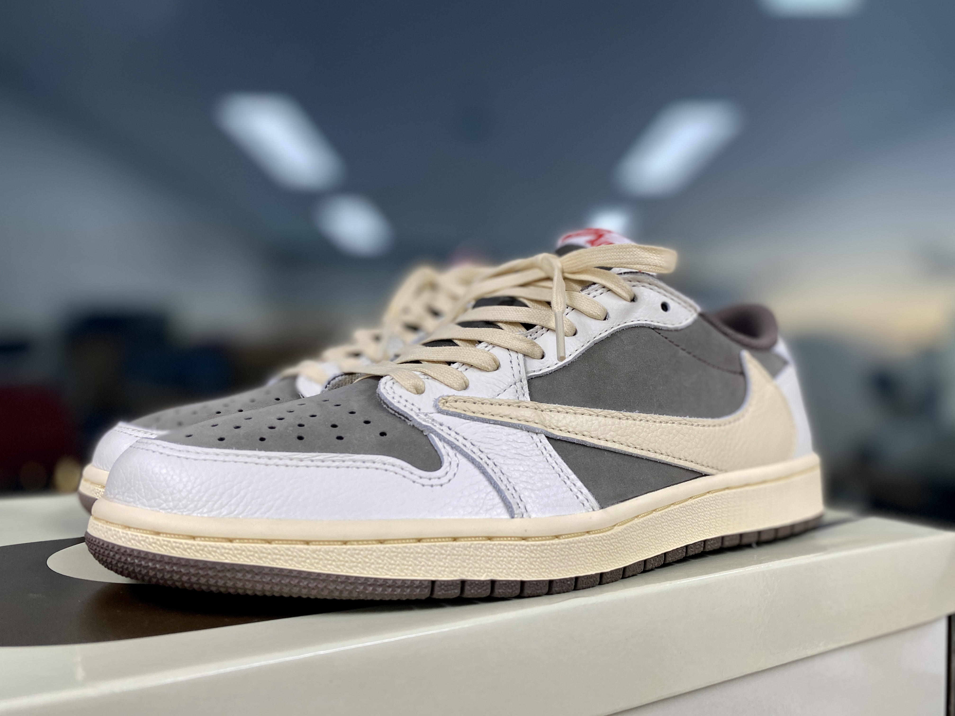 Jordan 1 x Travis Scott Retro Low OG SP Sail and Ridgerock 착용 스타일 - 1
