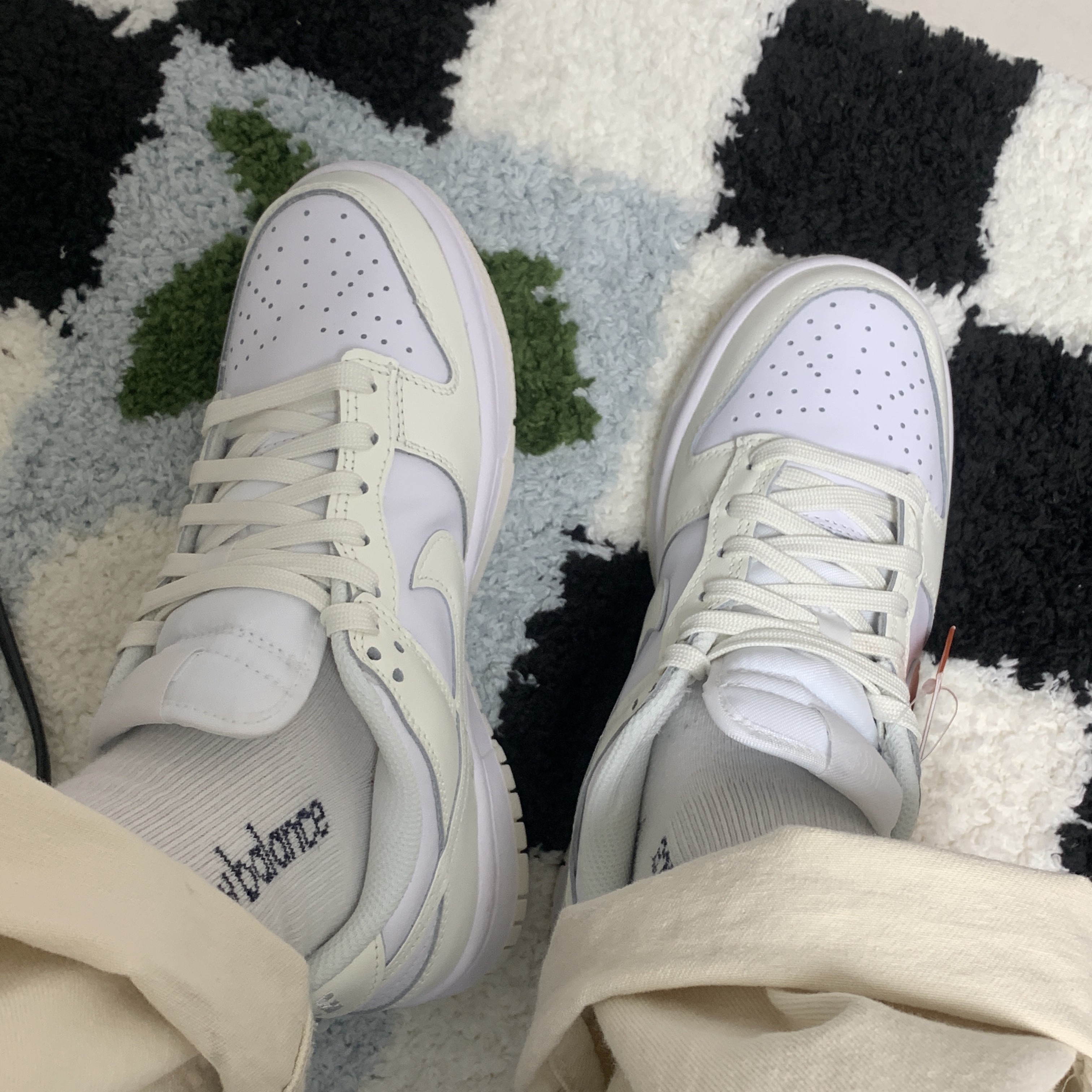 (W) Nike Dunk Low White and Sail 착용 스타일