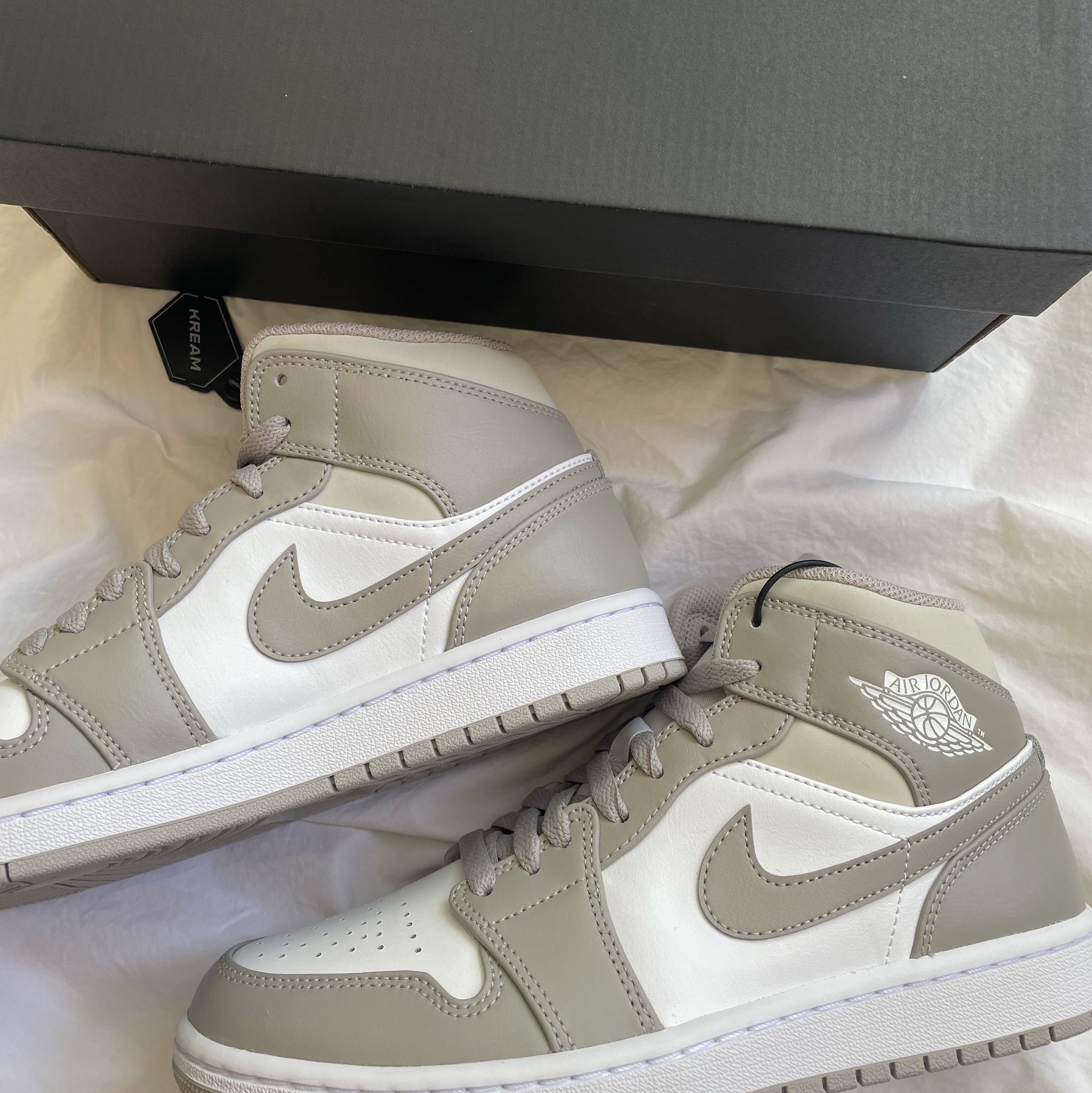 Jordan 1 Mid College Grey 착용 스타일 - 1