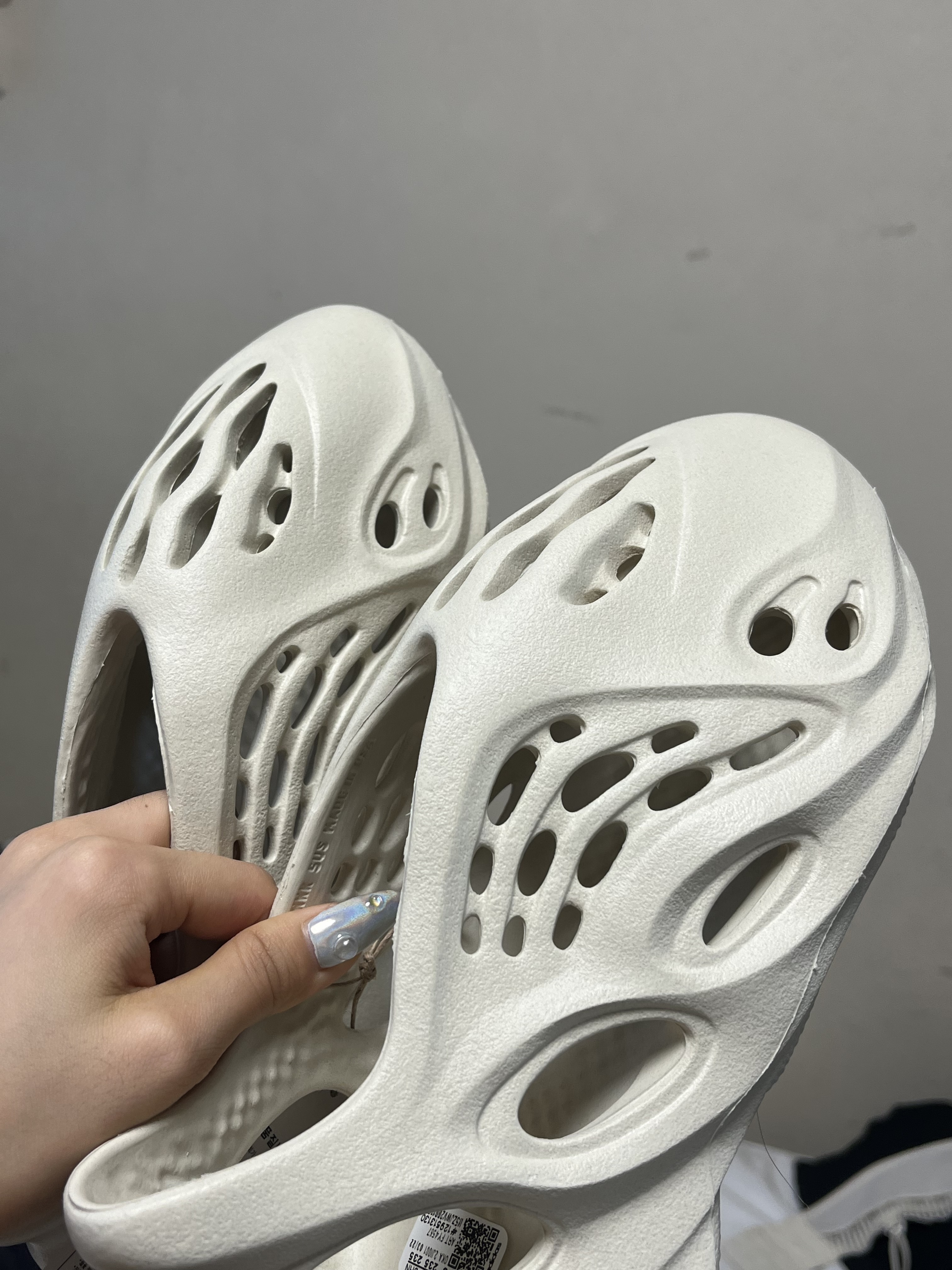 Adidas Yeezy Foam RNNR Sand 착용 스타일