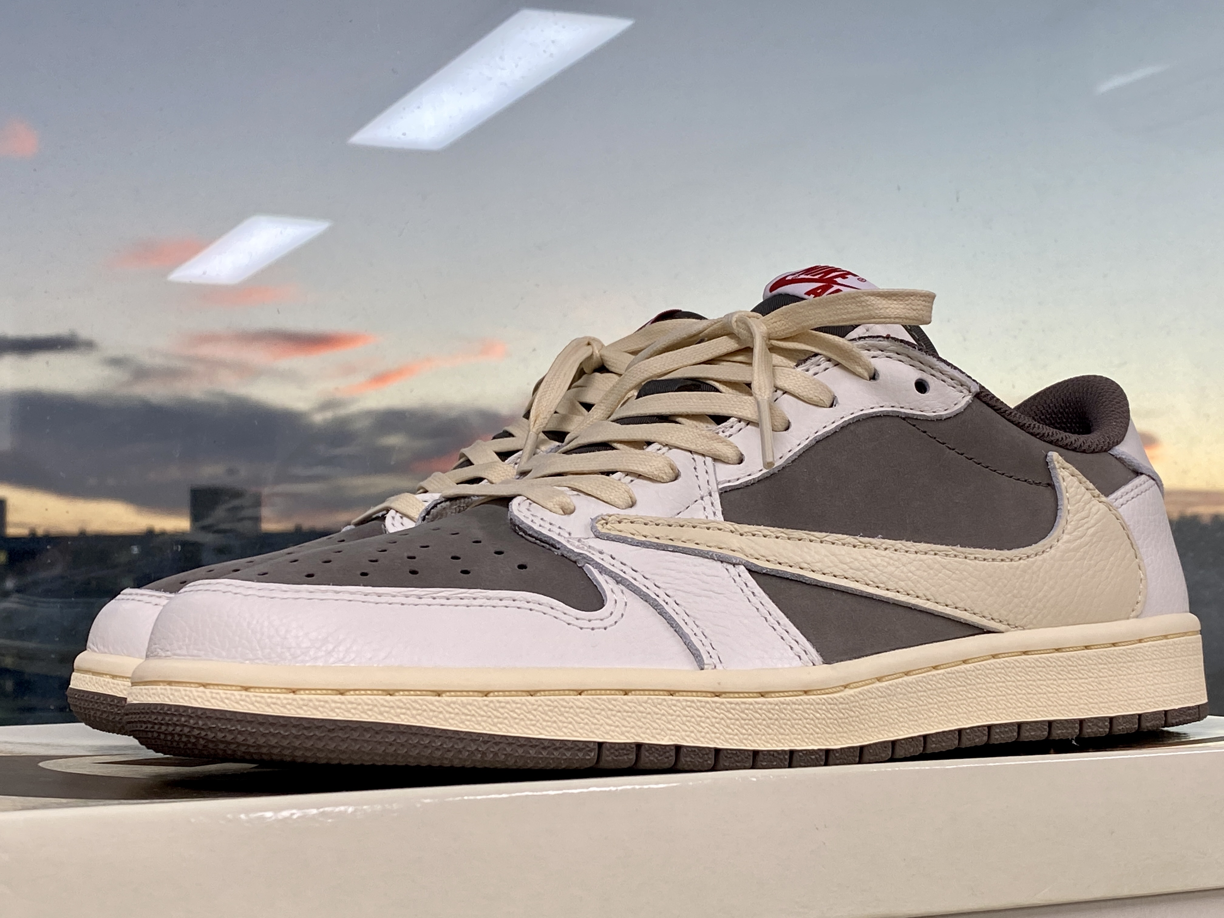 Jordan 1 x Travis Scott Retro Low OG SP Sail and Ridgerock 착용 스타일 - 3