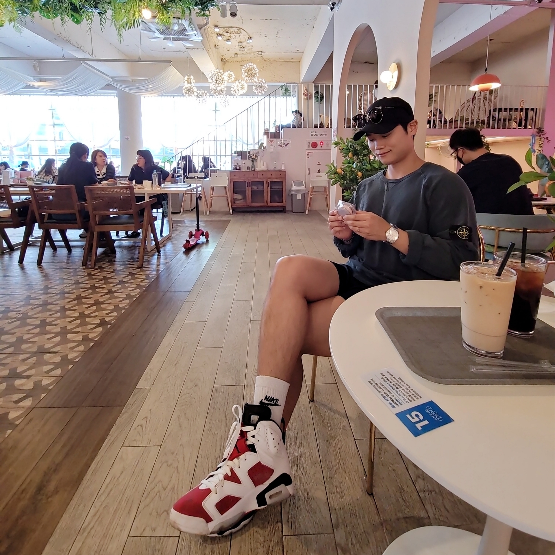 Jordan 6 Retro Carmine 2021 착용 스타일 - 2