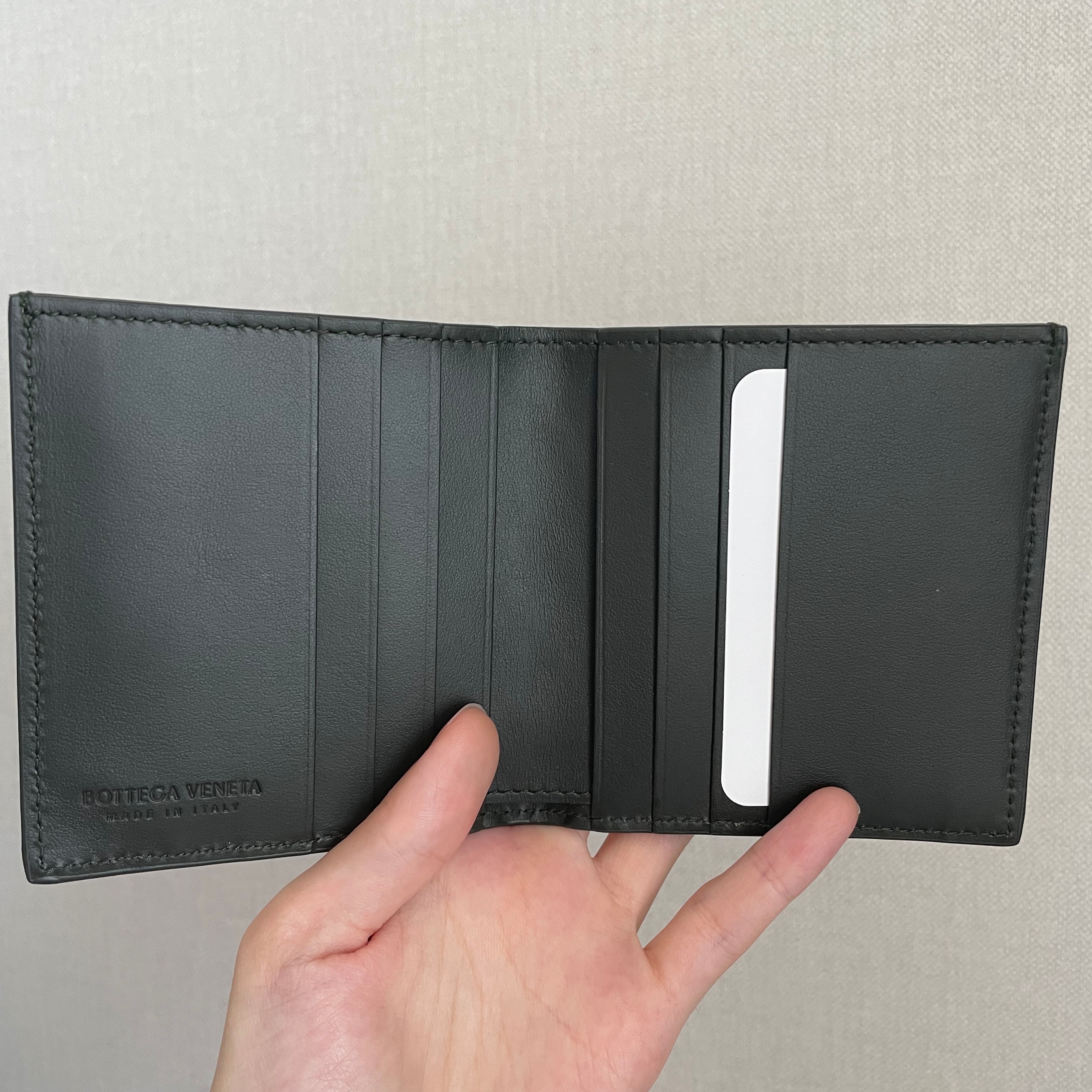 Bottega Veneta Slim Bi-Fold Wallet Camping 착용 스타일 - 2