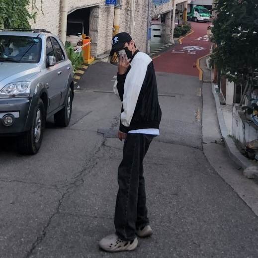Darkr8m Studio White Logo Cap, Adidas Yeezy Foam RNNR Stone Sage 착용 스타일