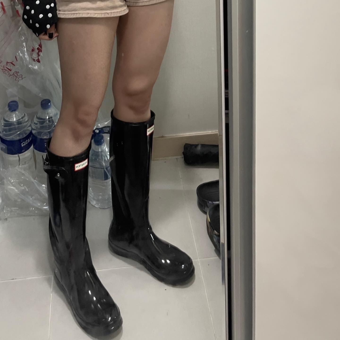 (W) Hunter Original Tall Rain Boots Black 착용 스타일 - 2