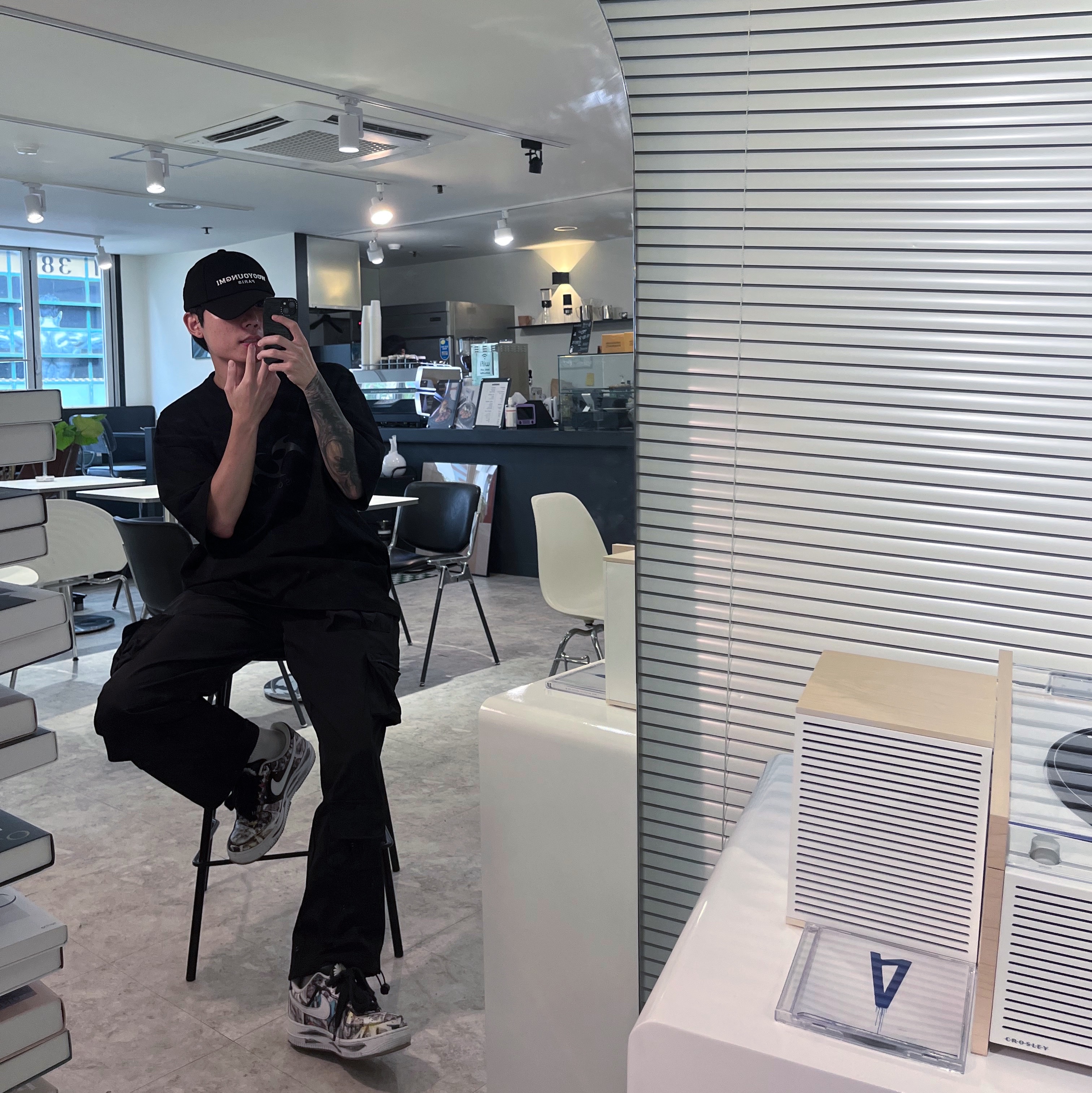 Wooyoungmi White Embroidered Logo Ball Cap Black, Nike x Peaceminusone Air Force 1 Low Para-Noise 착용 스타일