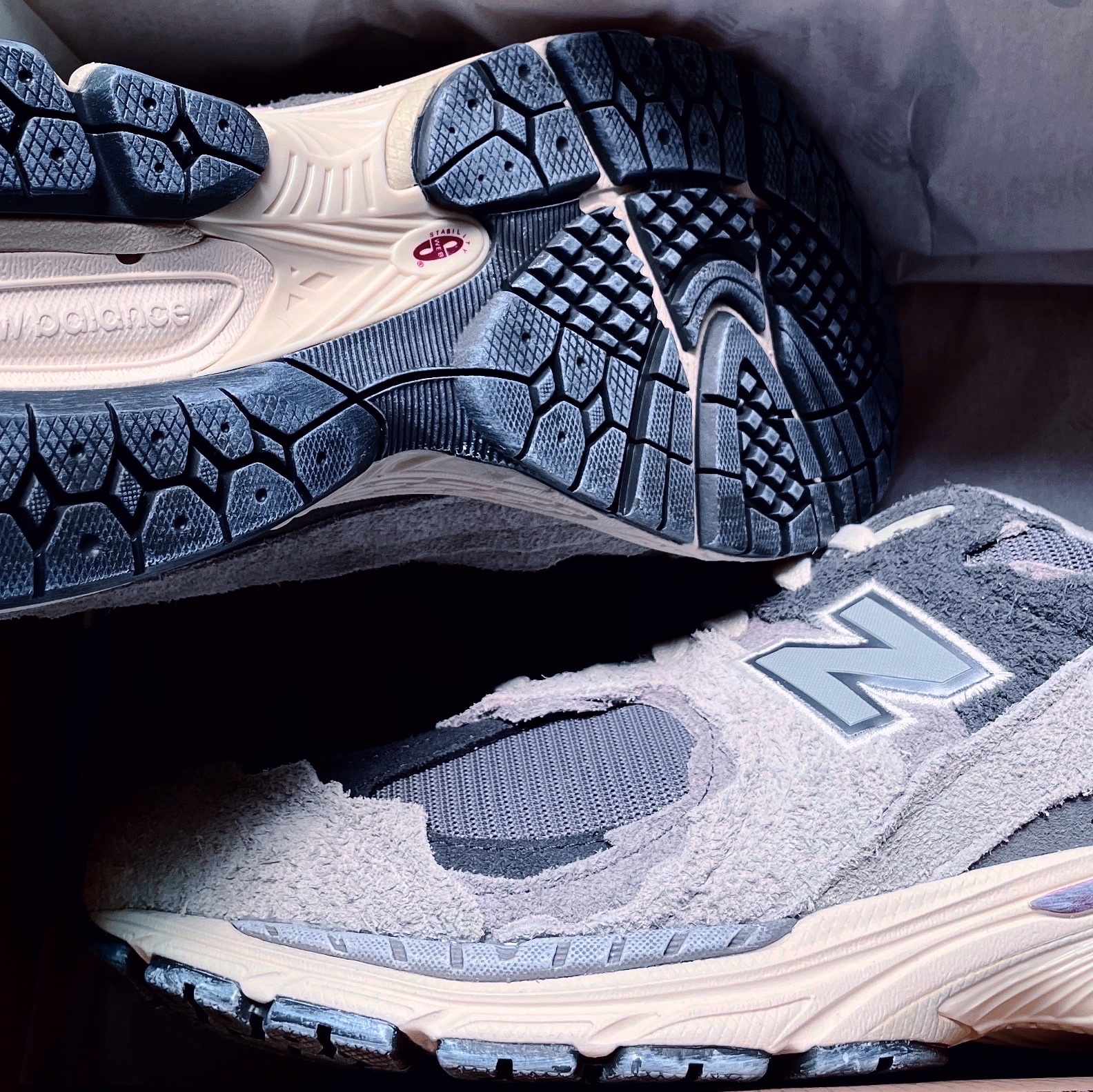 New Balance 2002R Protection Pack Rain Cloud 착용 스타일 - 2