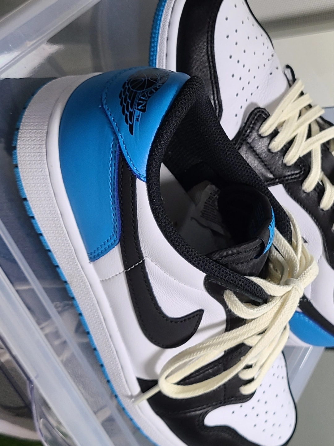Jordan 1 Retro Low OG Black and Dark Powder Blue 착용 스타일