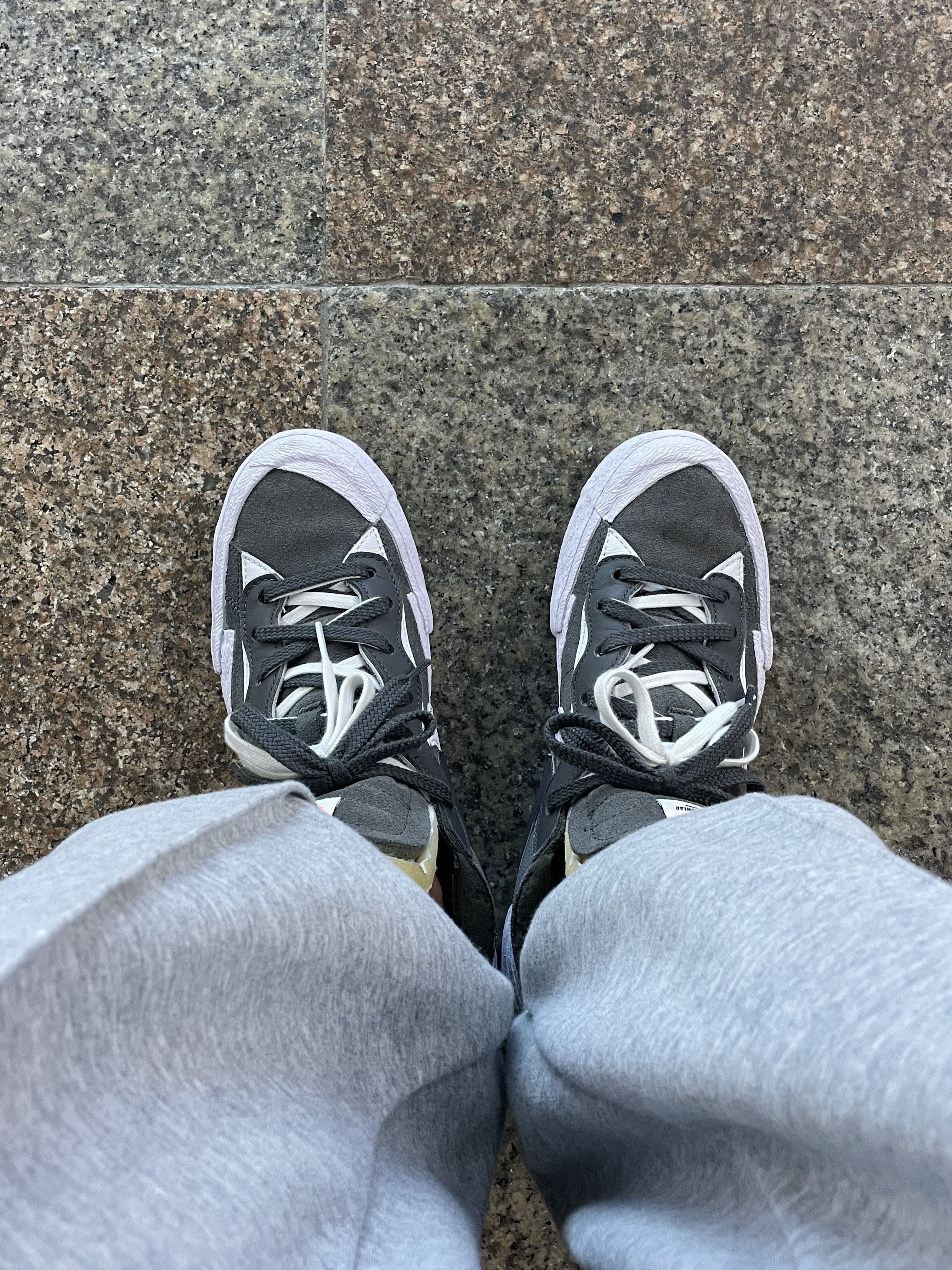 Nike x Sacai Blazer Low Iron Grey, Stussy Big League T-Shirt Natural 착용 스타일 - 2