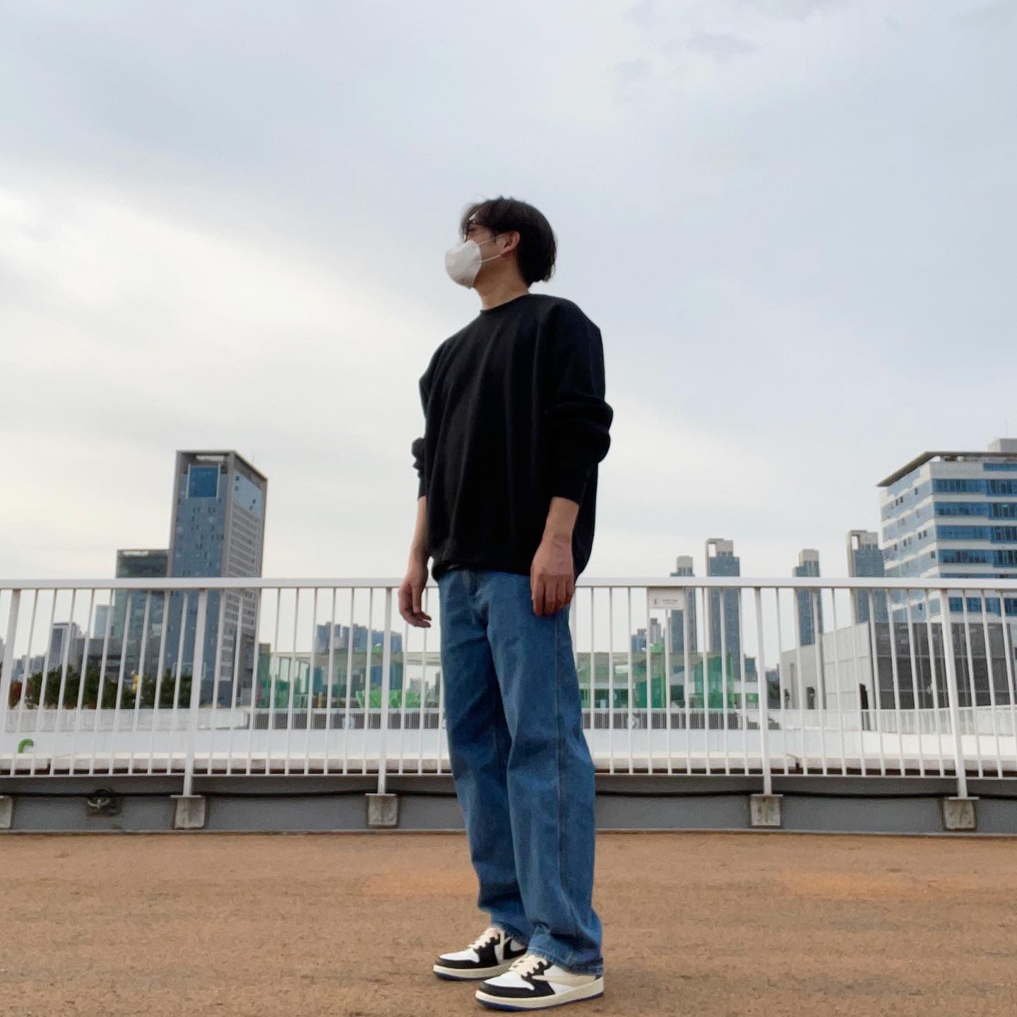 Jordan 1 x Travis Scott x Fragment Retro Low OG SP Military Blue, Essentials Pull-Over Crewneck Sweatshirt Black - 21SS 착용 스타일