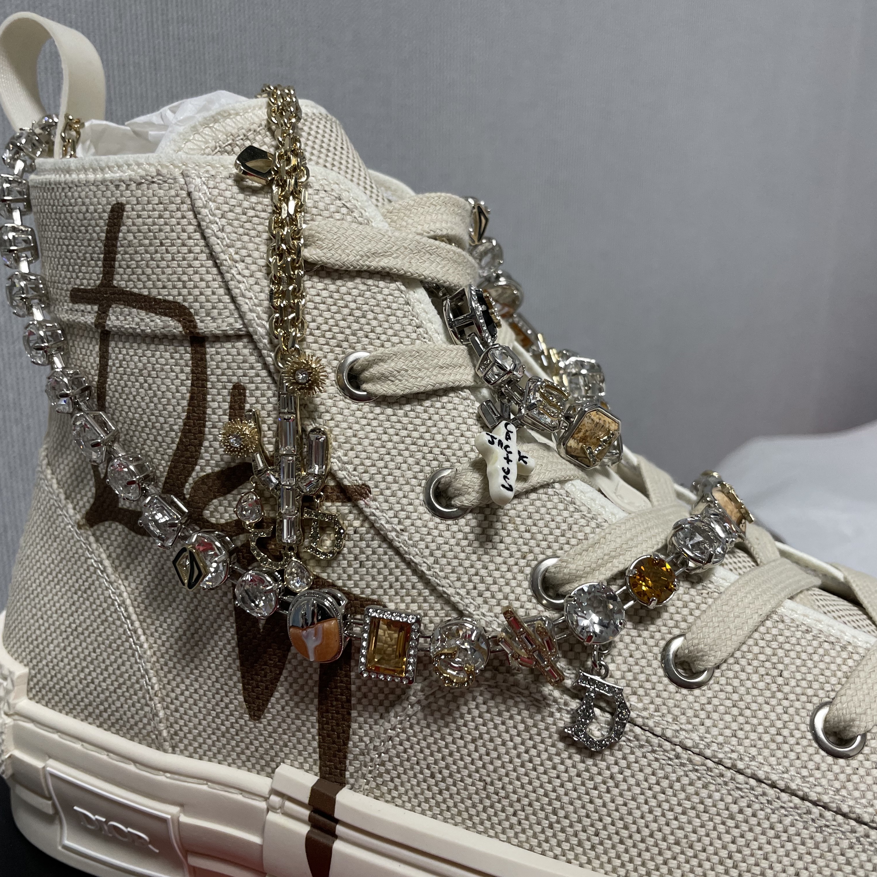 Dior x Cactus Jack Pendant Necklace Gold Finish Brass & White Crystals, Dior x Cactus Jack Bracelet Silver Finish Brass with Multicolor Genuine Stones & White Crystals 착용 스타일