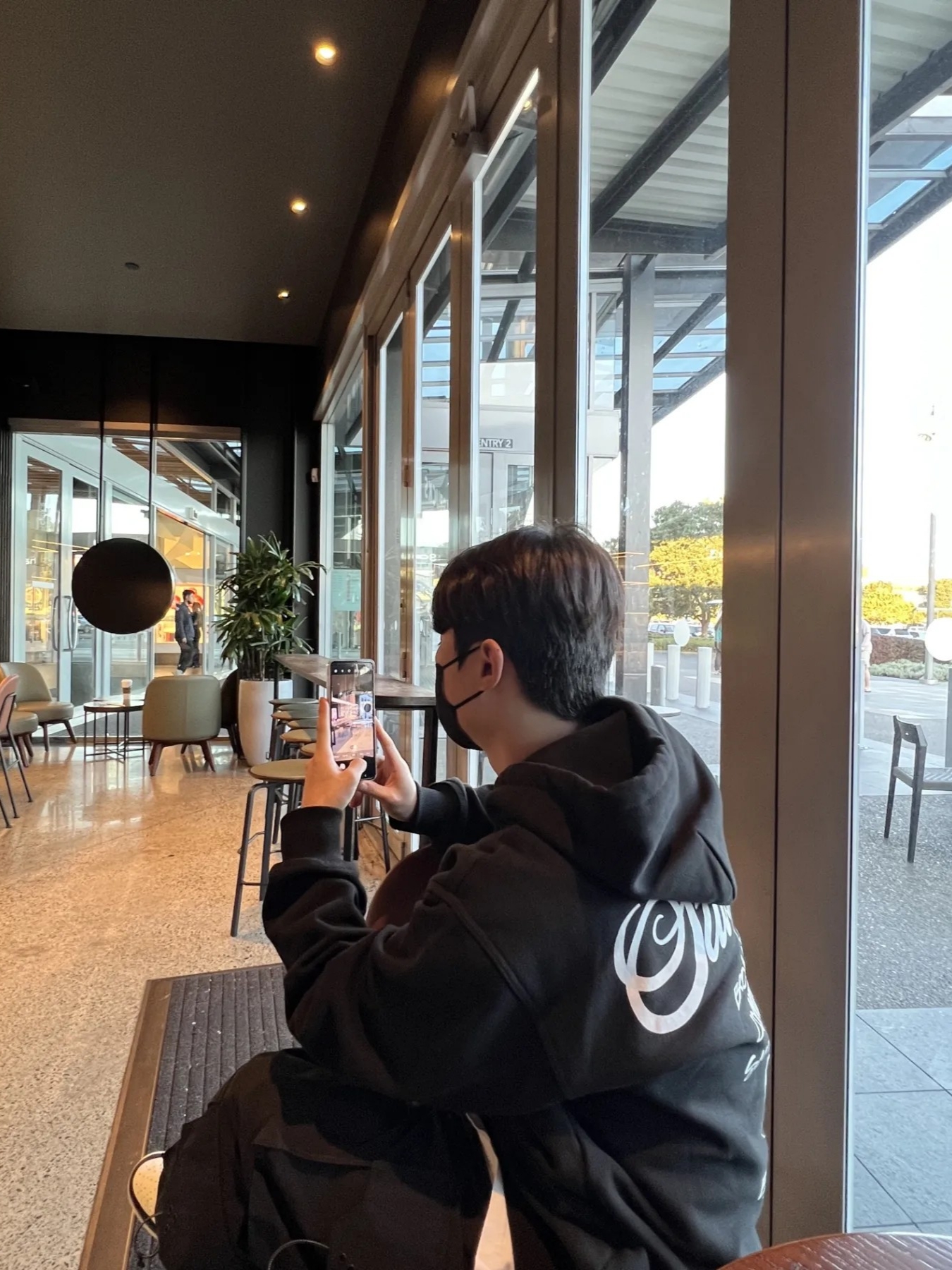 Stussy World Tour Hoodie Black 2022, Jordan 1 x Travis Scott x Fragment Retro Low OG SP Military Blue 착용 스타일 - 2