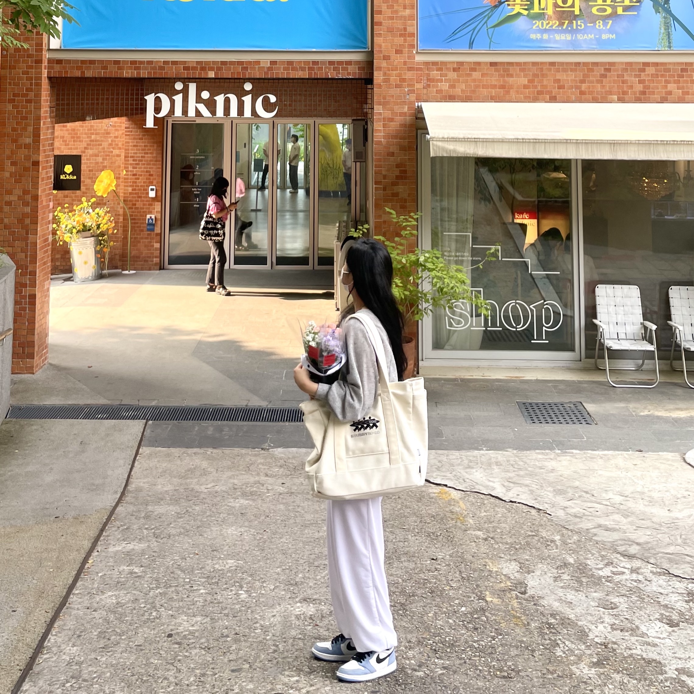 Jordan 1 Retro High OG University Blue, Stussy x CDG Canvas Tote Natural 착용 스타일