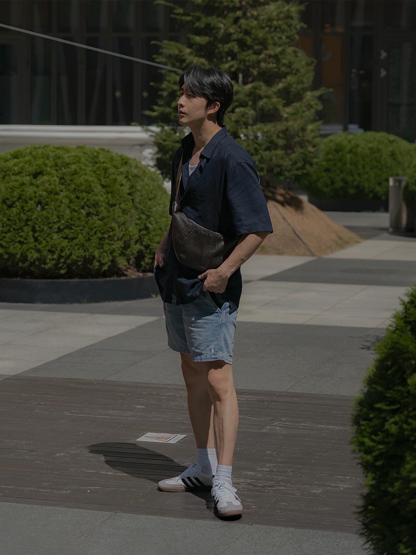 Adidas Samba Vegan White Black, Lemaire Small Croissant Bag Soft Nappa Leather Dark Chocolate 착용 스타일 - 3