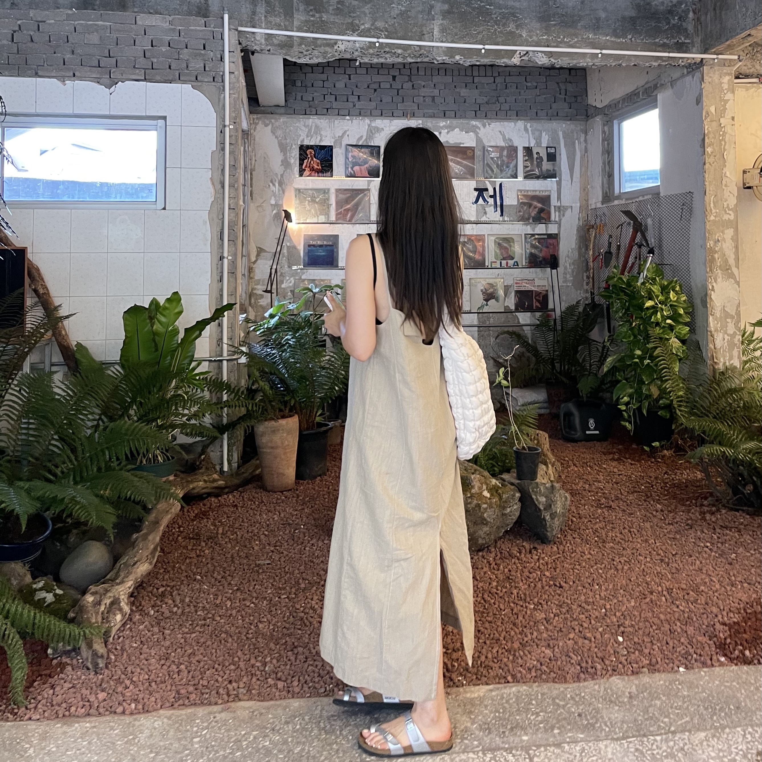 COS Quilted Oversized Shoulder Bag Off White Light Beige 착용 스타일 - 2