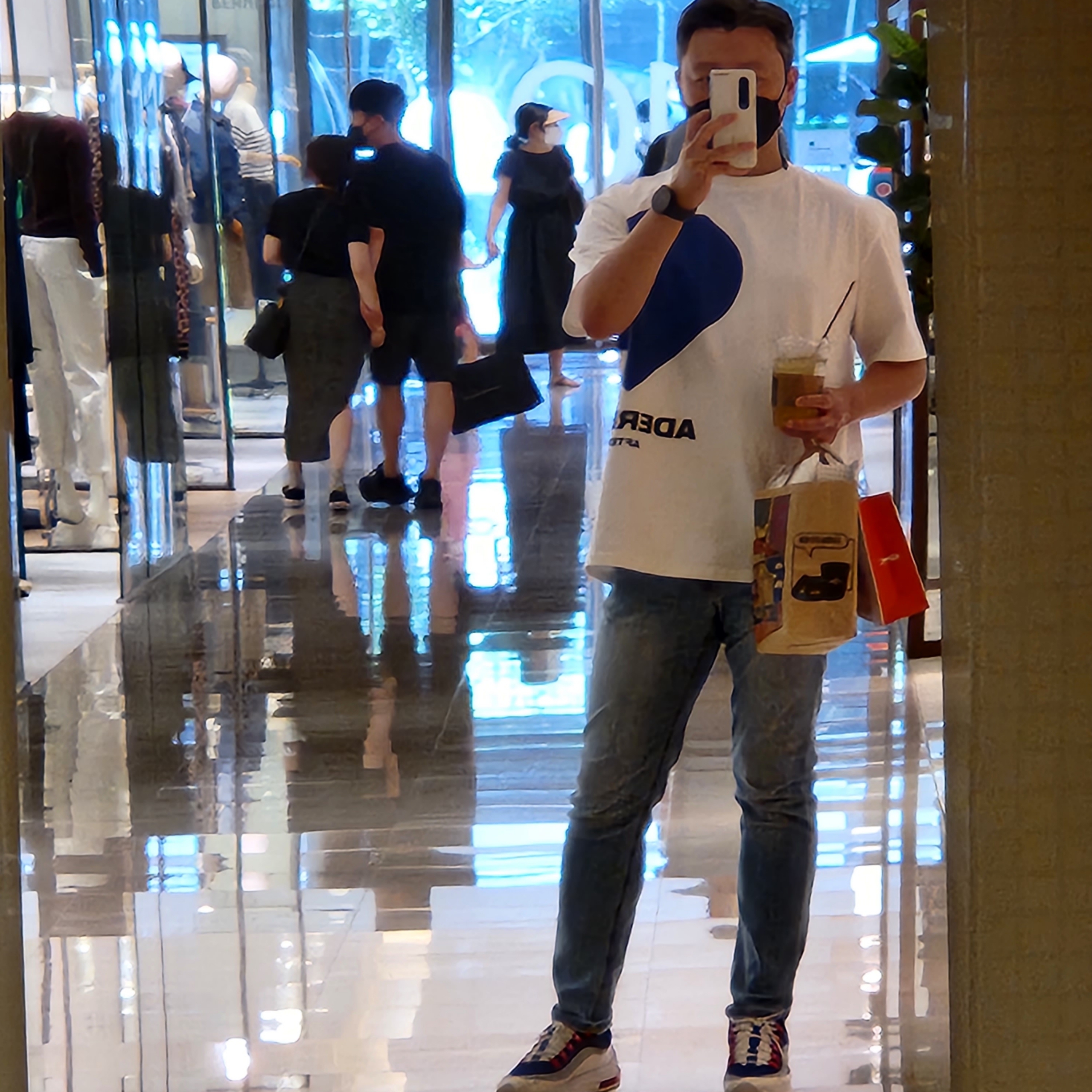 Ader Error Twin Heart Big Logo T-Shirt Off White 착용 스타일 - 1