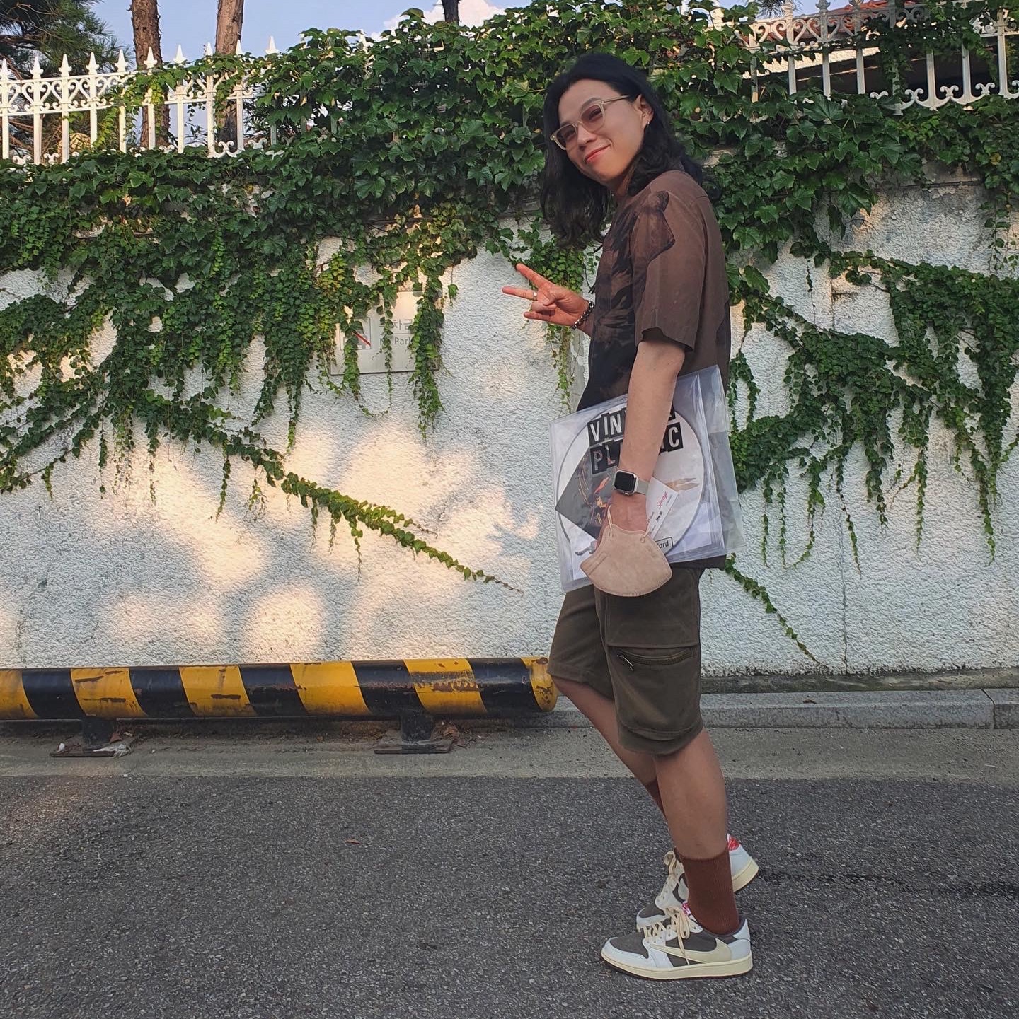 Jordan 1 x Travis Scott Retro Low OG SP Sail and Ridgerock 착용 스타일