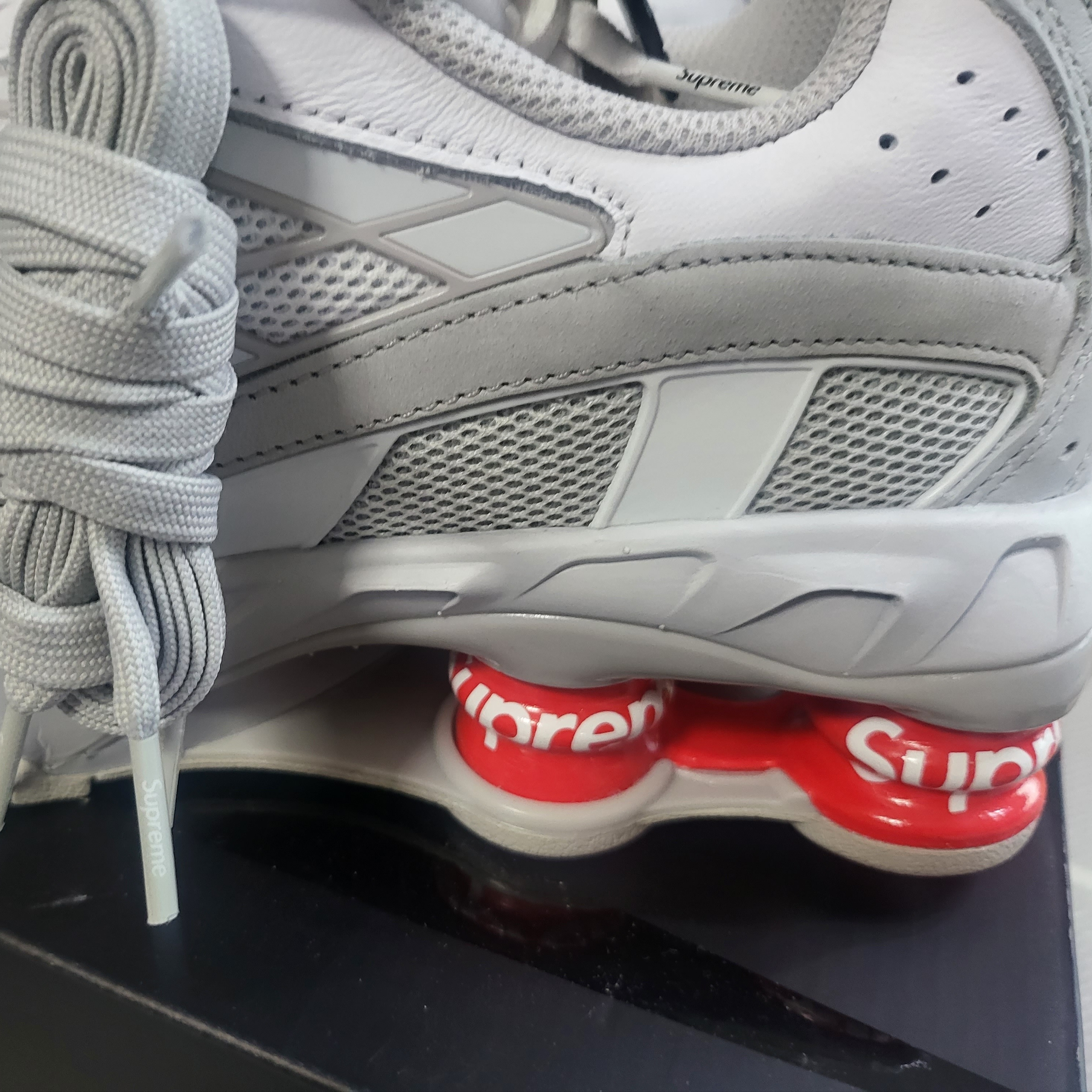 Nike x Supreme Shox Ride 2 SP White 착용 스타일 - 3