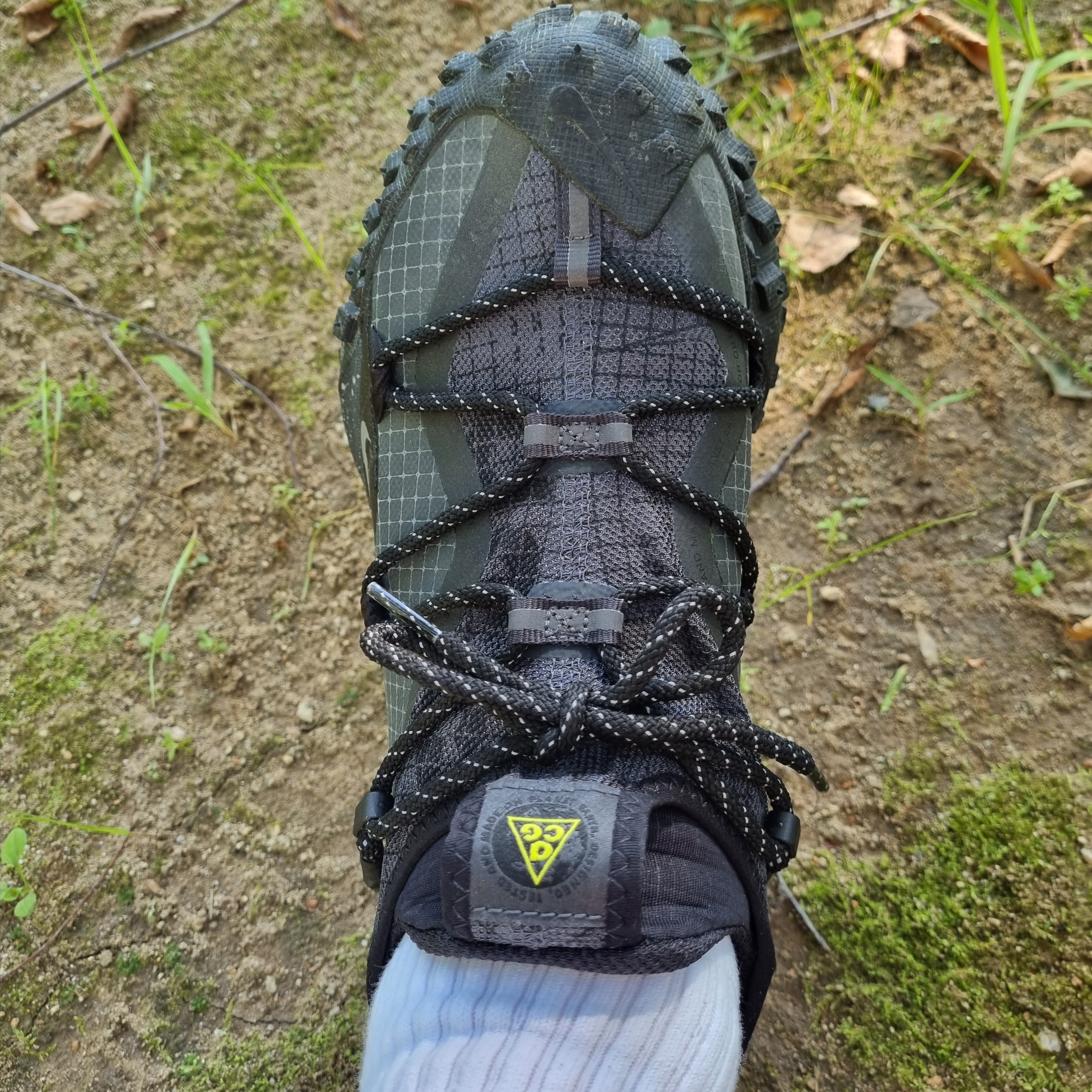 Nike ACG Mountain Fly Low Gore-Tex SE Dark Smoke Grey 착용 스타일 - 3